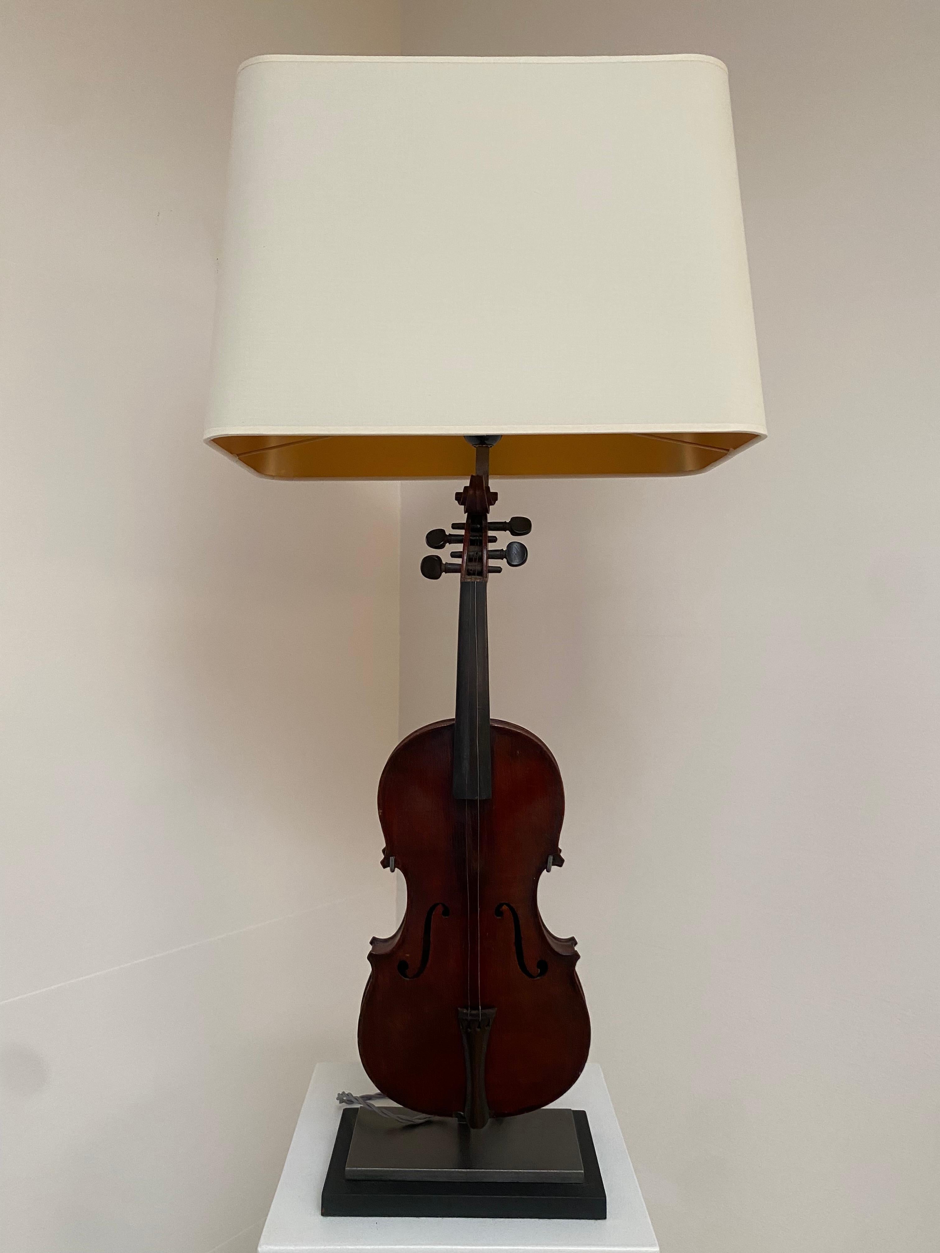 Exceptional table lamp , an antique violin mounted as a table lamp,
good patina and shine of the violin,
new base and electricity,
very decorative object