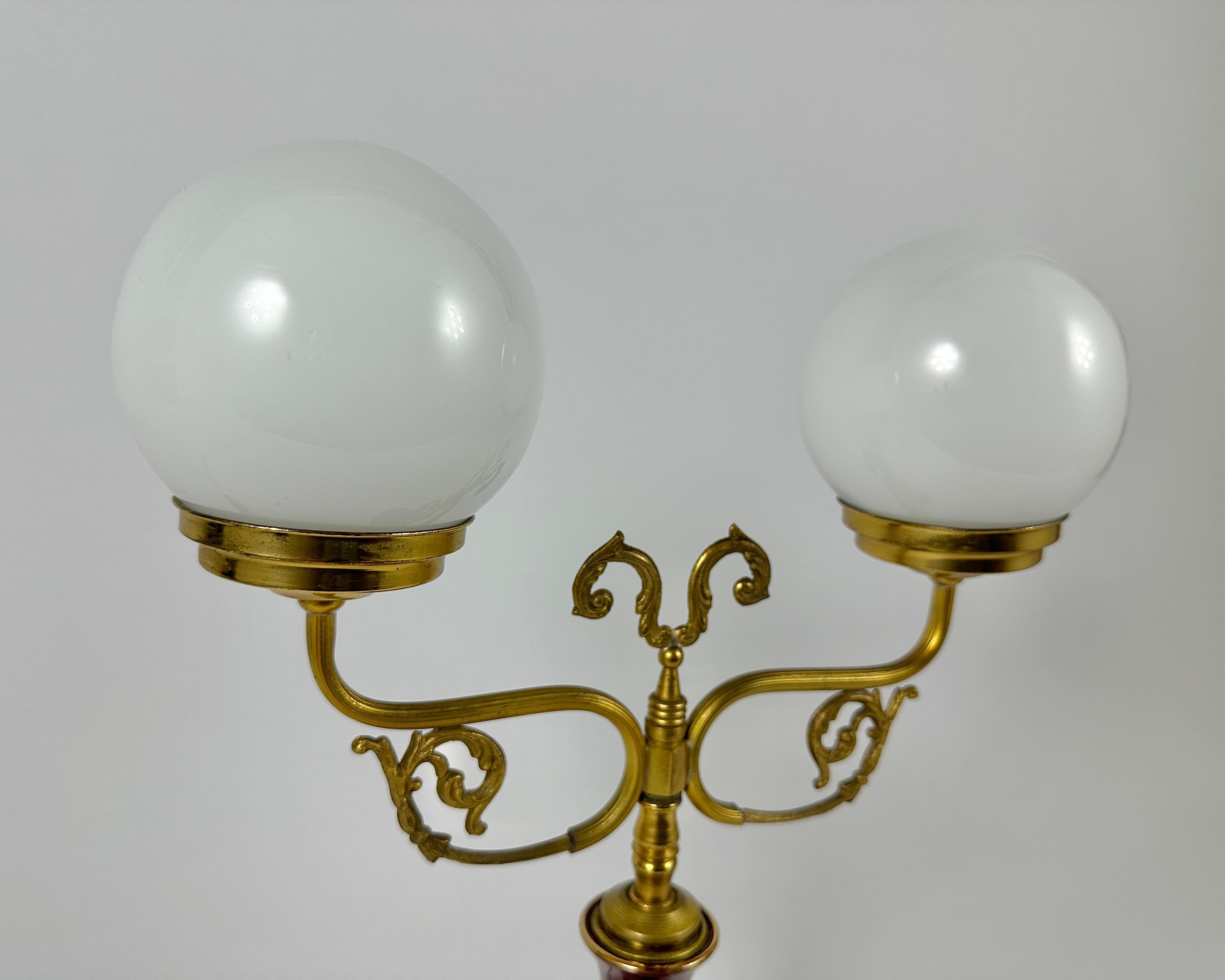 Vintage Table Lamp White Gold Table Lamp With Metal Base Opal Matt Glass Shade In Excellent Condition For Sale In Bastogne, BE