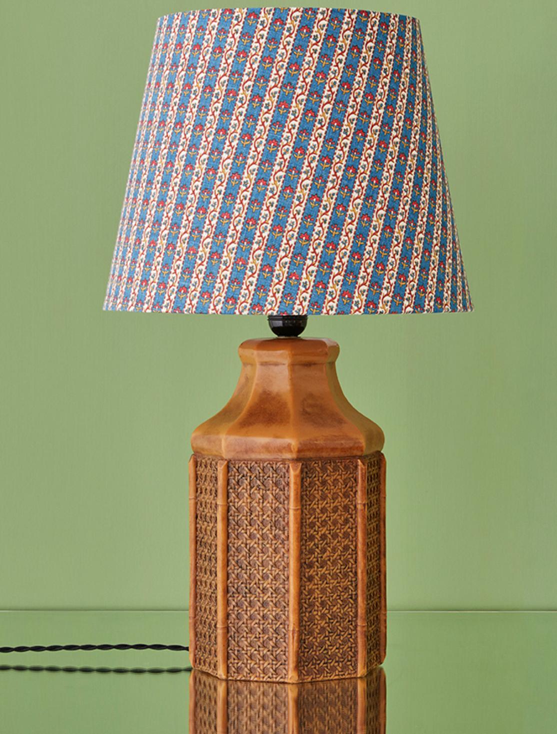 France, Vintage

Table lamp with customized lampshade by us.

H 63 x Ø 36 cm