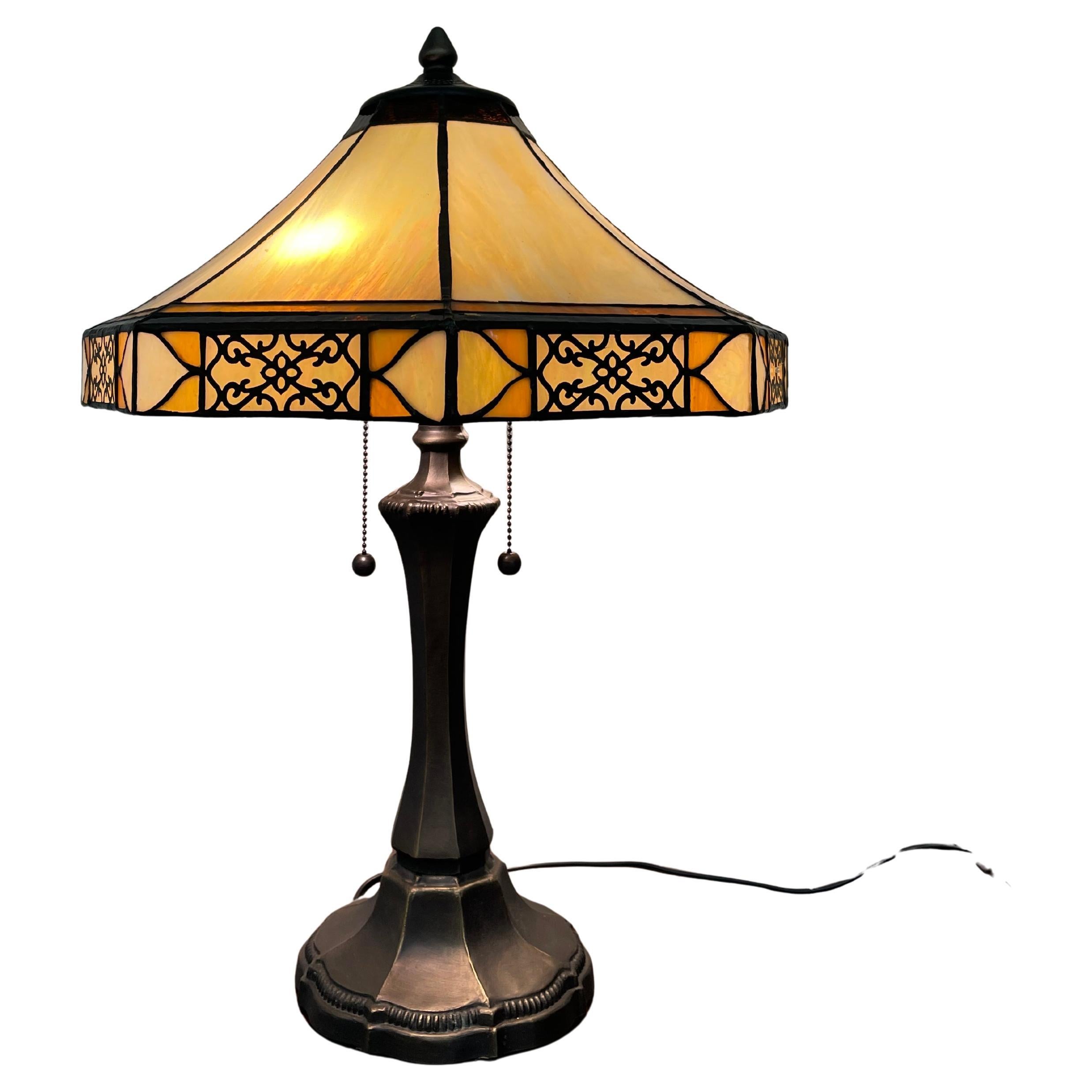 Lampe de table vintage avec abat-jour décoratif en filigrane et deux chaînes de traction