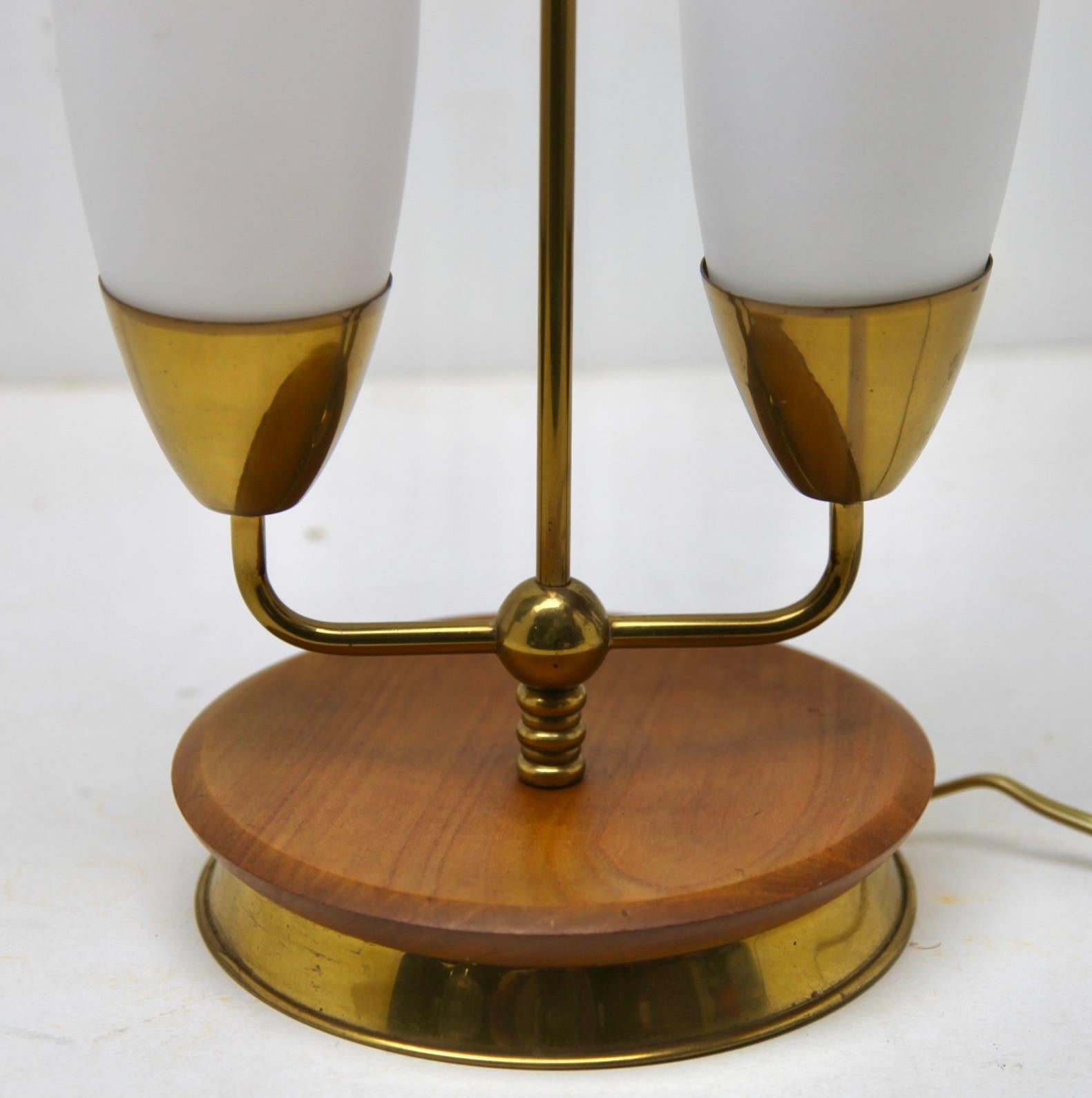 Vintage Table Lamp with Milk-White Glass Shades and Brass / Fruitwood Base In Good Condition In Verviers, BE