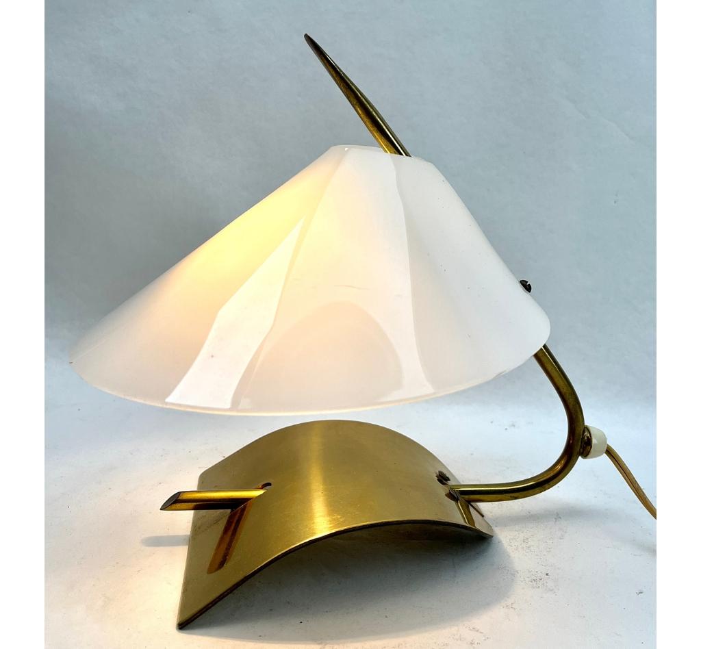Mid-Century Modern Lampe de bureau vintage avec abat-jour en plexiglas blanc laiteux et accessoires en laiton  en vente