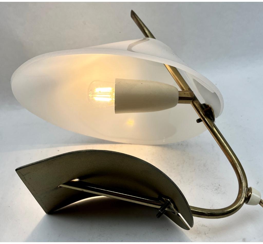 italien Lampe de bureau vintage avec abat-jour en plexiglas blanc laiteux et accessoires en laiton  en vente