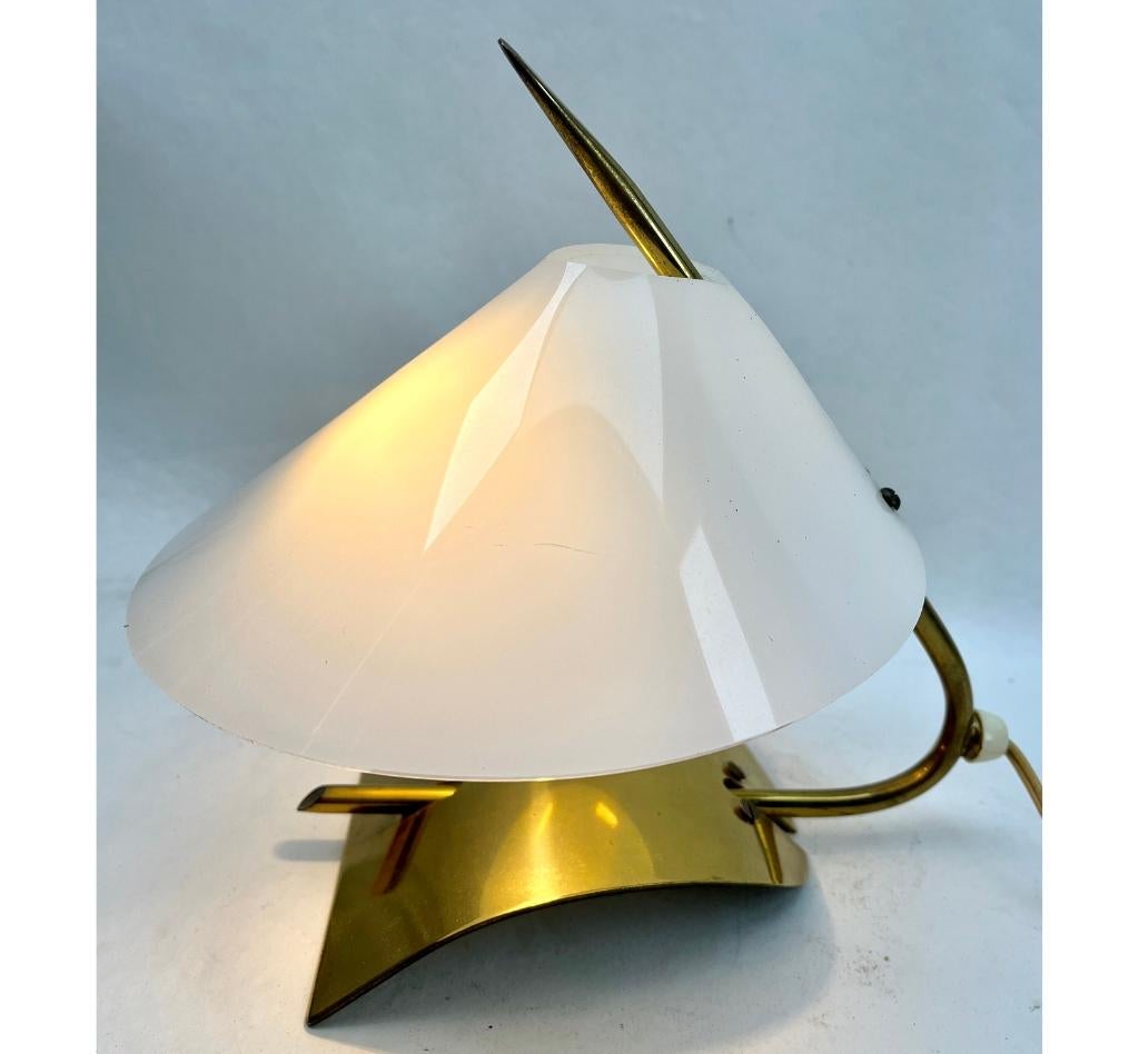 Fait main Lampe de bureau vintage avec abat-jour en plexiglas blanc laiteux et accessoires en laiton  en vente