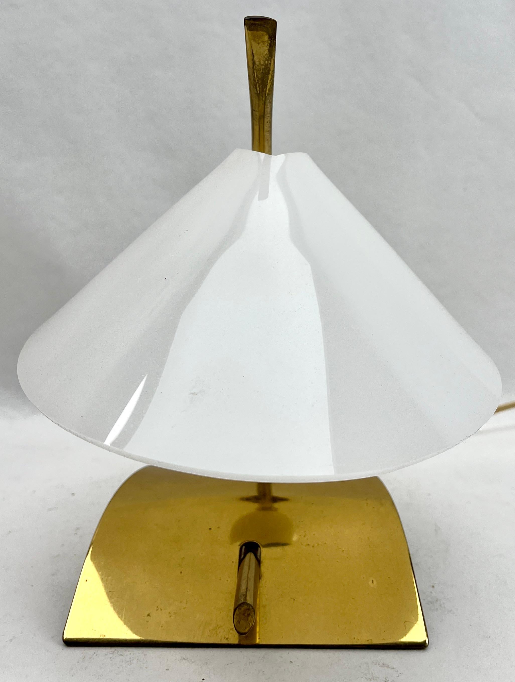 Laiton Lampe de bureau vintage avec abat-jour en plexiglas blanc laiteux et accessoires en laiton  en vente