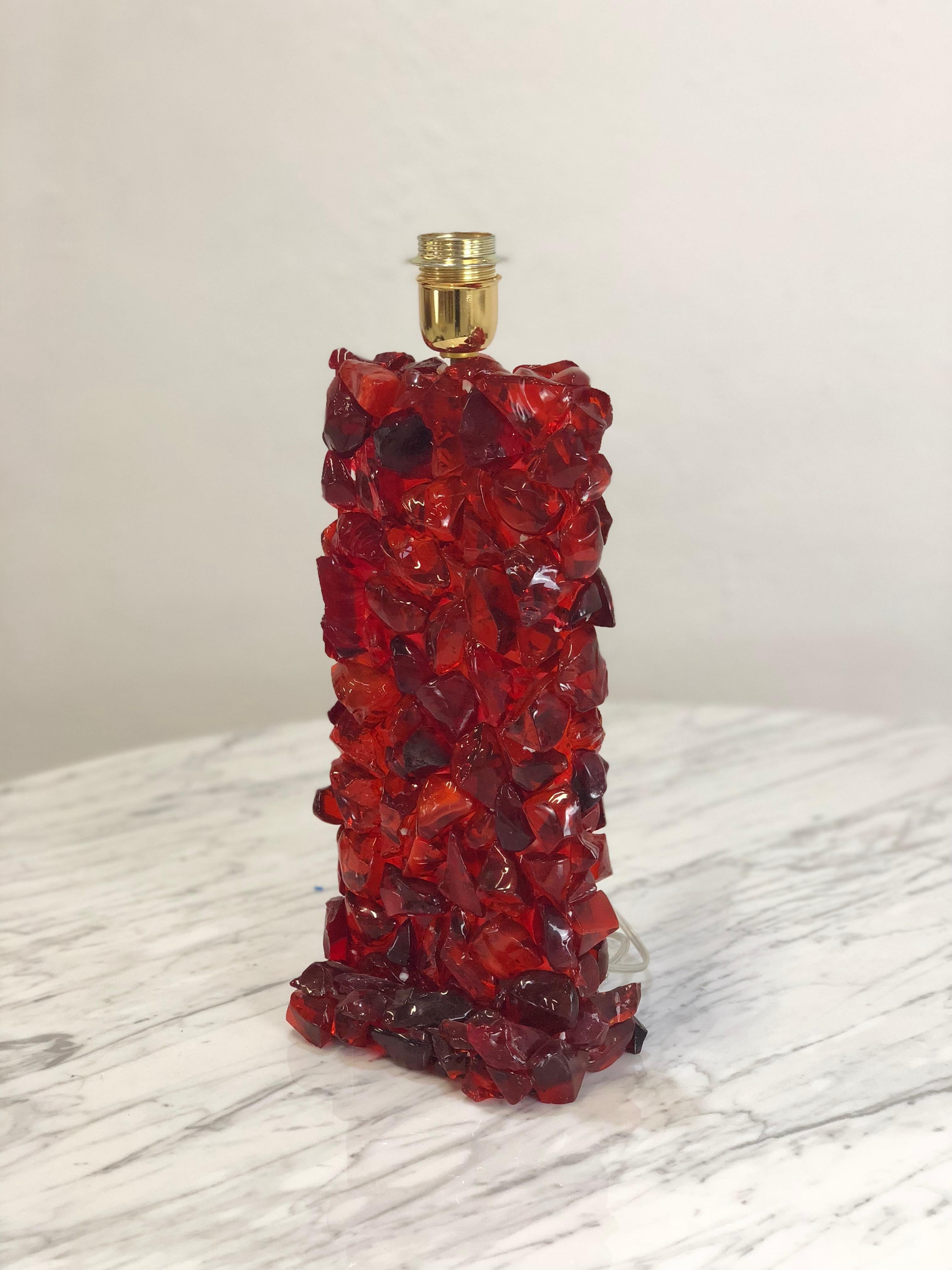 Gorgeous vintage table lamp of fine Italian craftsmanship.
The base of the lamp is made entirely of red glass, which goes to create a bubble effect, asymmetrical, wonderful.
The lamp creates an exuberant effect, but at the same time very