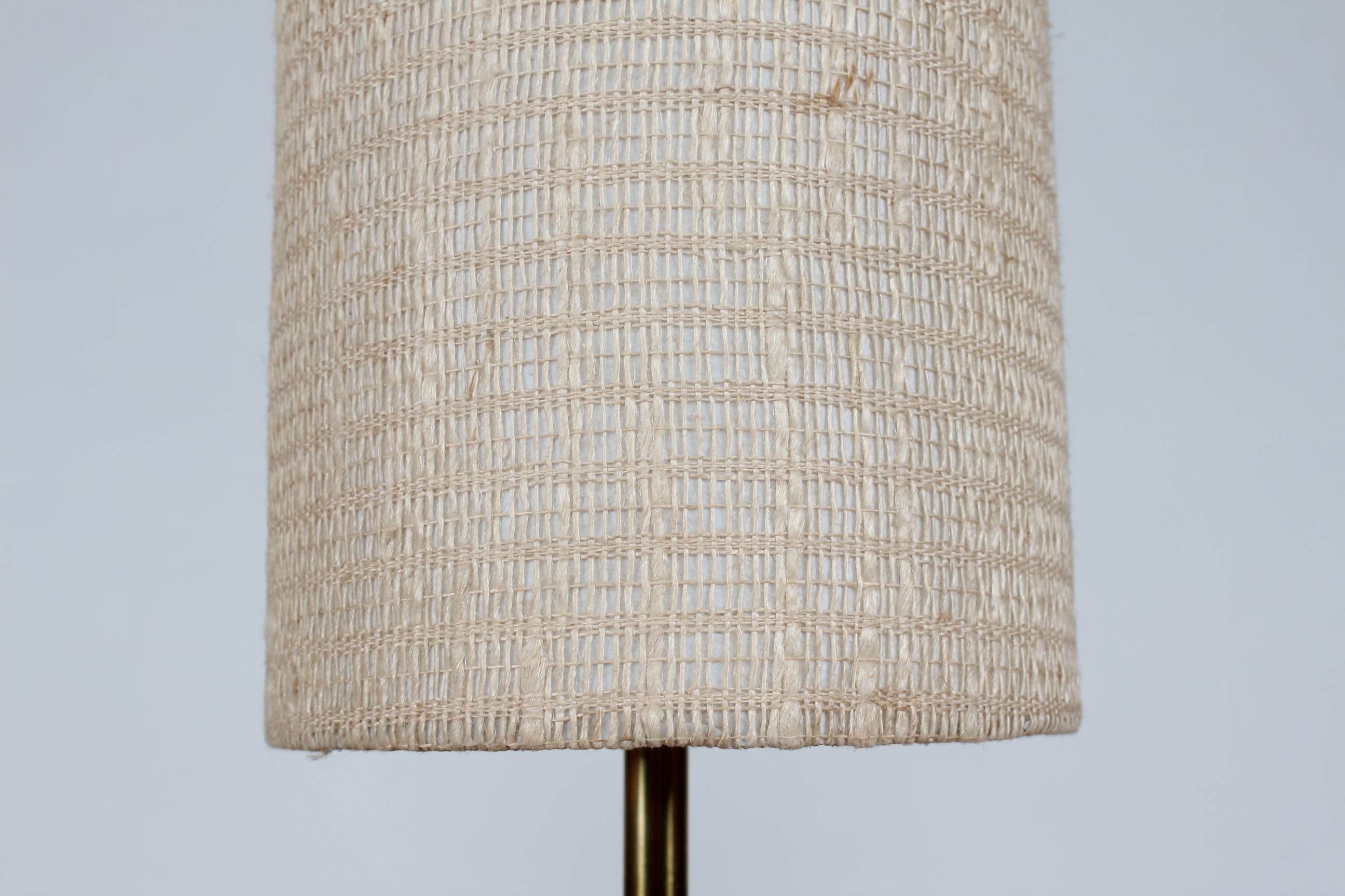 Vintage-Tischlampe mit schlanker zylindrischem, gewebtem Schirm, Dänemark, Mitte des Jahrhunderts 1960er Jahre (Mitte des 20. Jahrhunderts) im Angebot