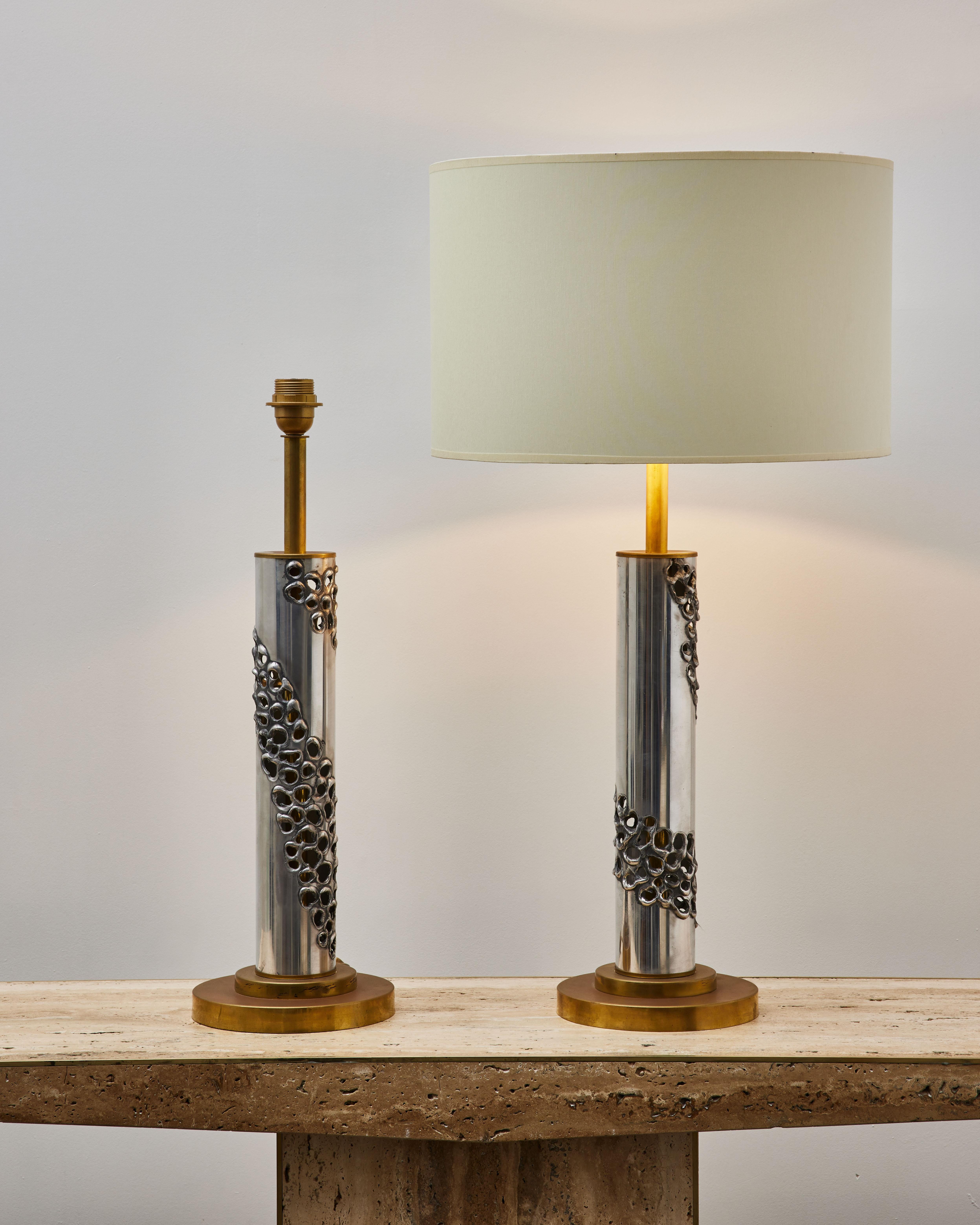Superbe paire de lampes de table vintage en acier et laiton sculpté.
Rewired par le Studio Glustin.
Italie, années 1980

(Dimensions et prix sans abat-jour)