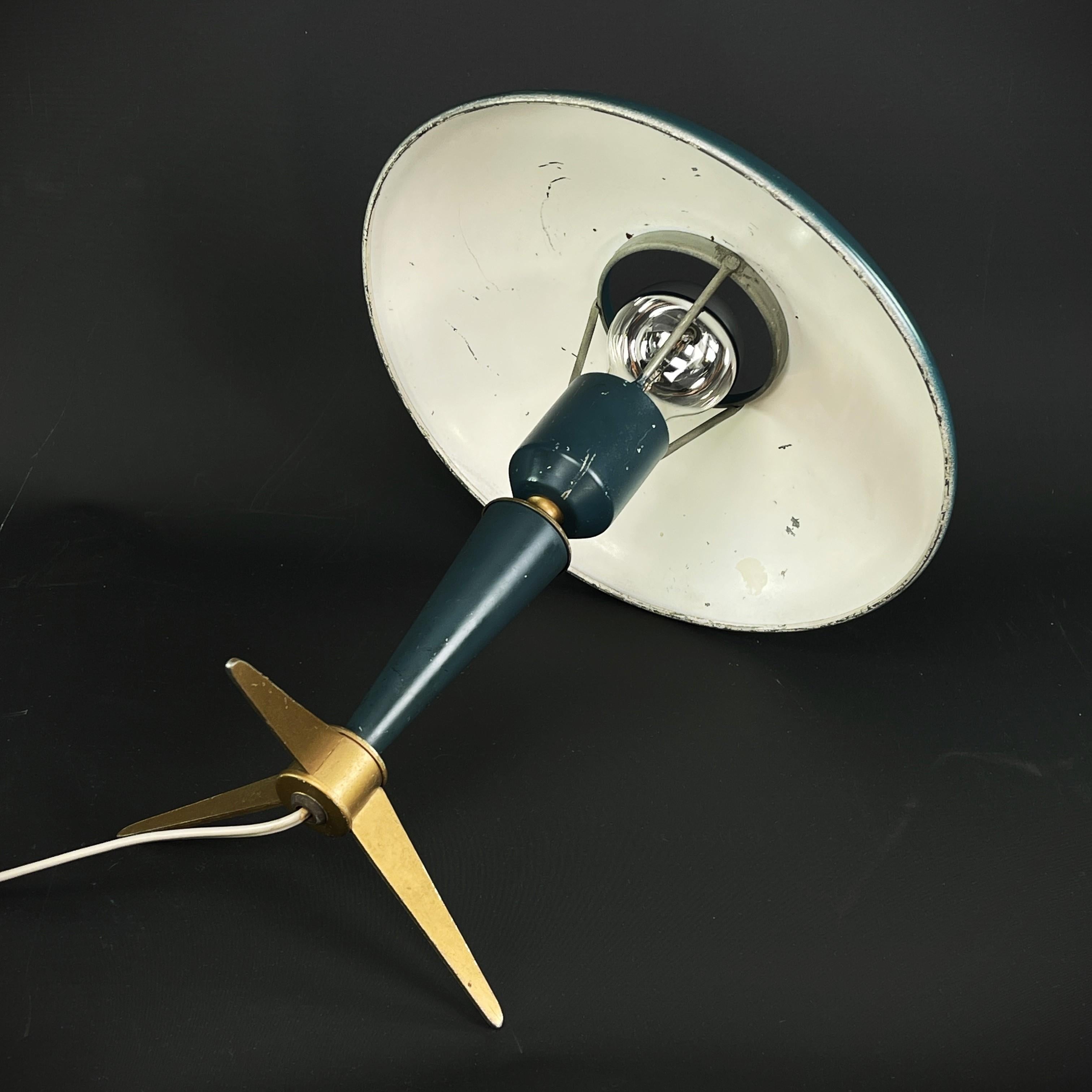 Lampada da tavolo vintage Bijou di Philips - Anni '50

Questa bellissima lampada a treppiede è un vero e proprio classico del design degli anni '50/'60. Questa lampada dal design insolito è un punto di forza per qualsiasi interno di un