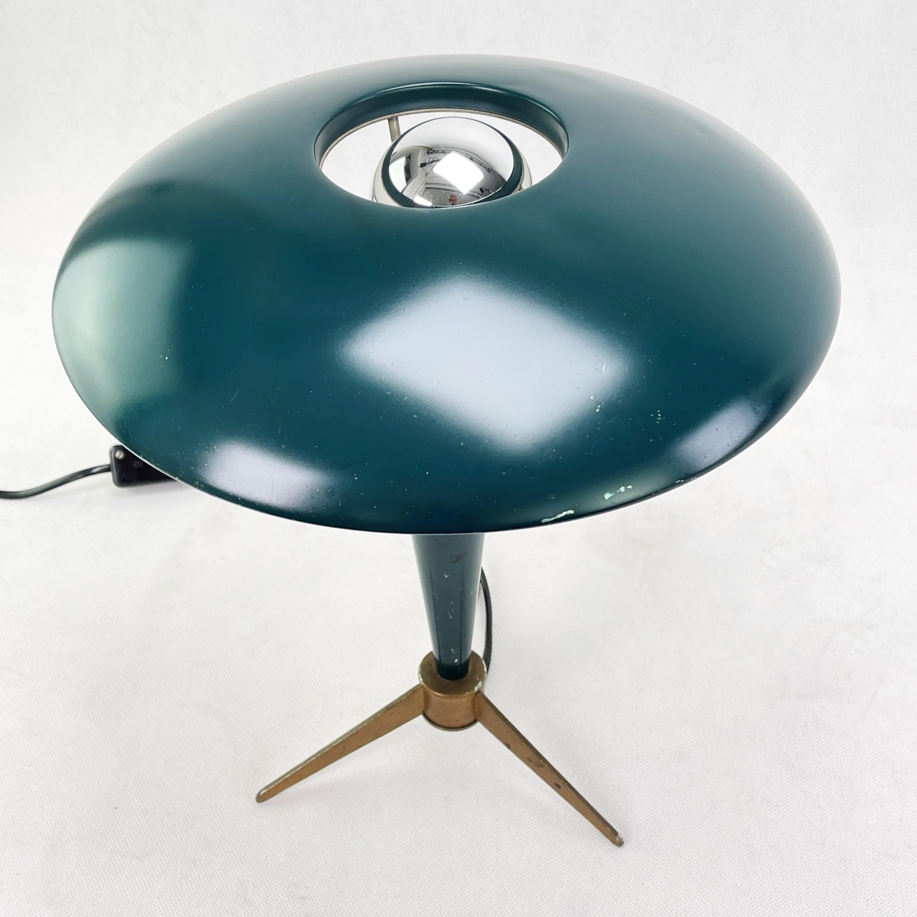 Lampada da tavolo vintage Bijou di Philips - Anni '50

Questa bellissima lampada a treppiede è un vero e proprio classico del design degli anni '50/'60. Questa lampada dal design insolito è un punto di forza per qualsiasi interno di un