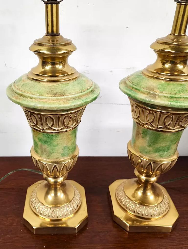 Pareja de lámparas de mesa vintage de latón finales del siglo XX en venta