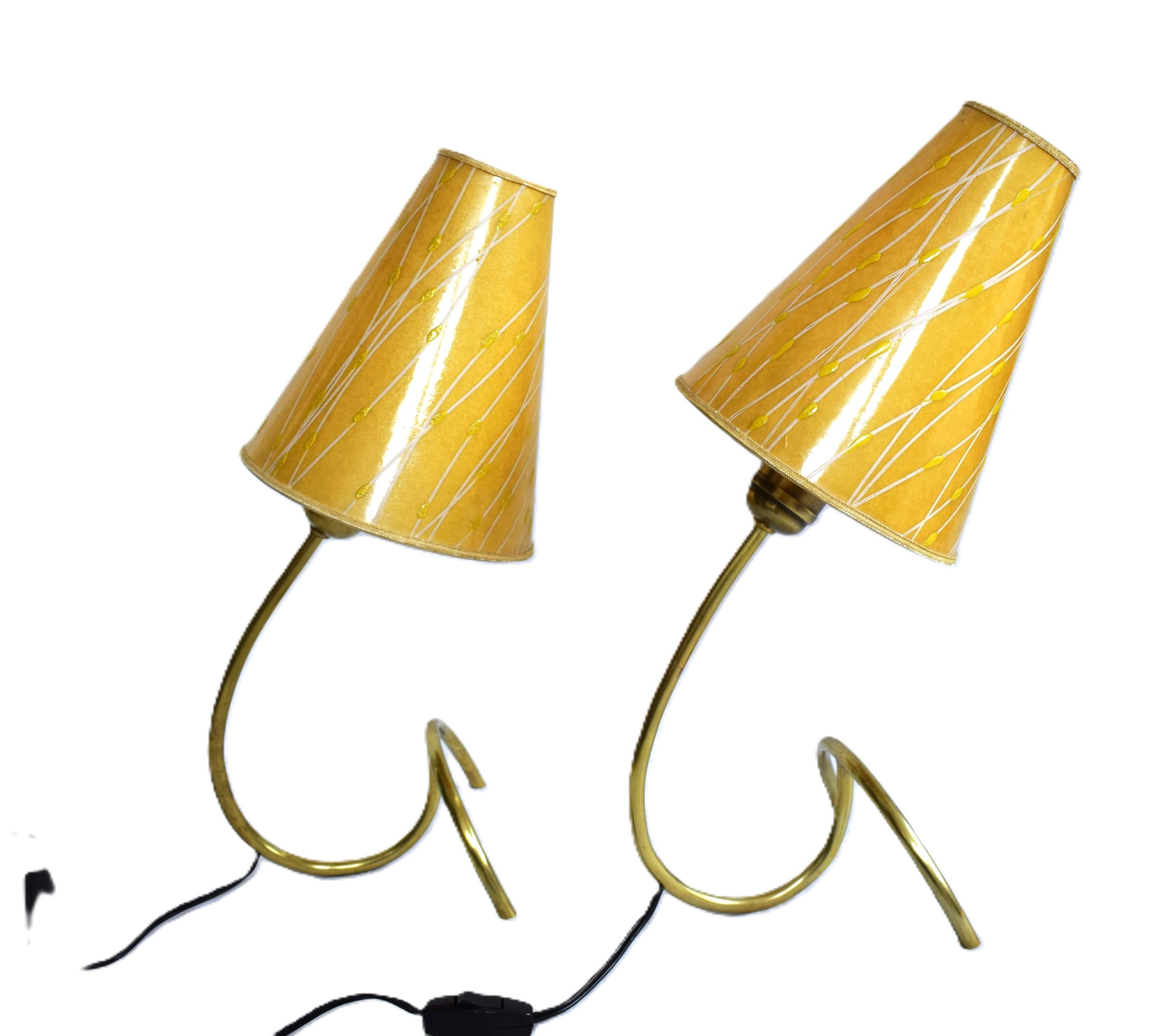 Ein Paar große Nikoll Tischleuchten aus den 1950er Jahren.
Diseño minimalista en el estilo moderno de Viena.
Ausgezeichneter Zustand.
Originale Schirme.
