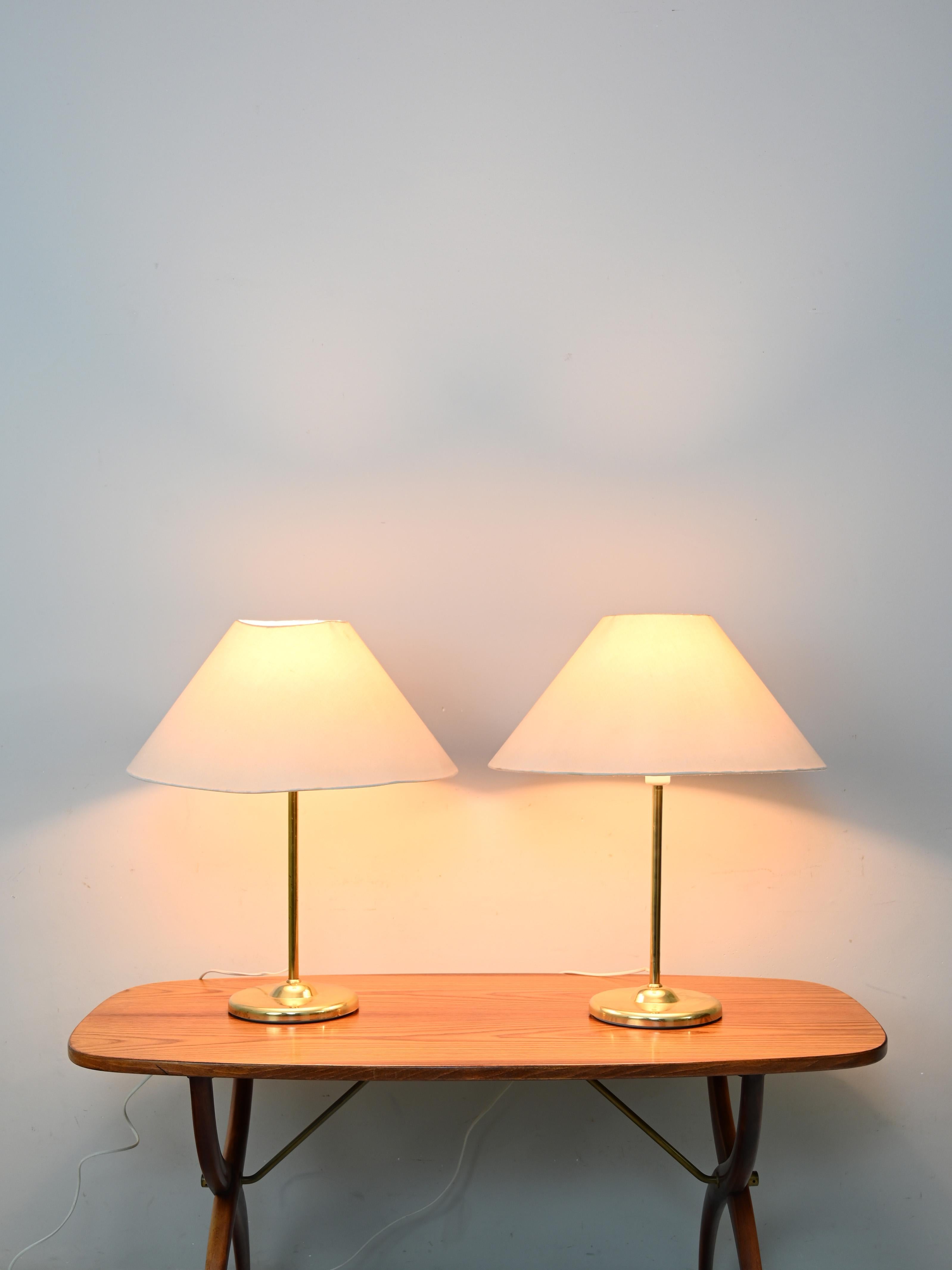 Paire de lampes suédoises des années 1960.

Composé d'une base en métal doré et d'un abat-jour conique en tissu.
Idéales comme lampes de hall ou d'entrée et comme lampes d'abat jour.

Bon état. Peut présenter des signes du temps. Veuillez prêter