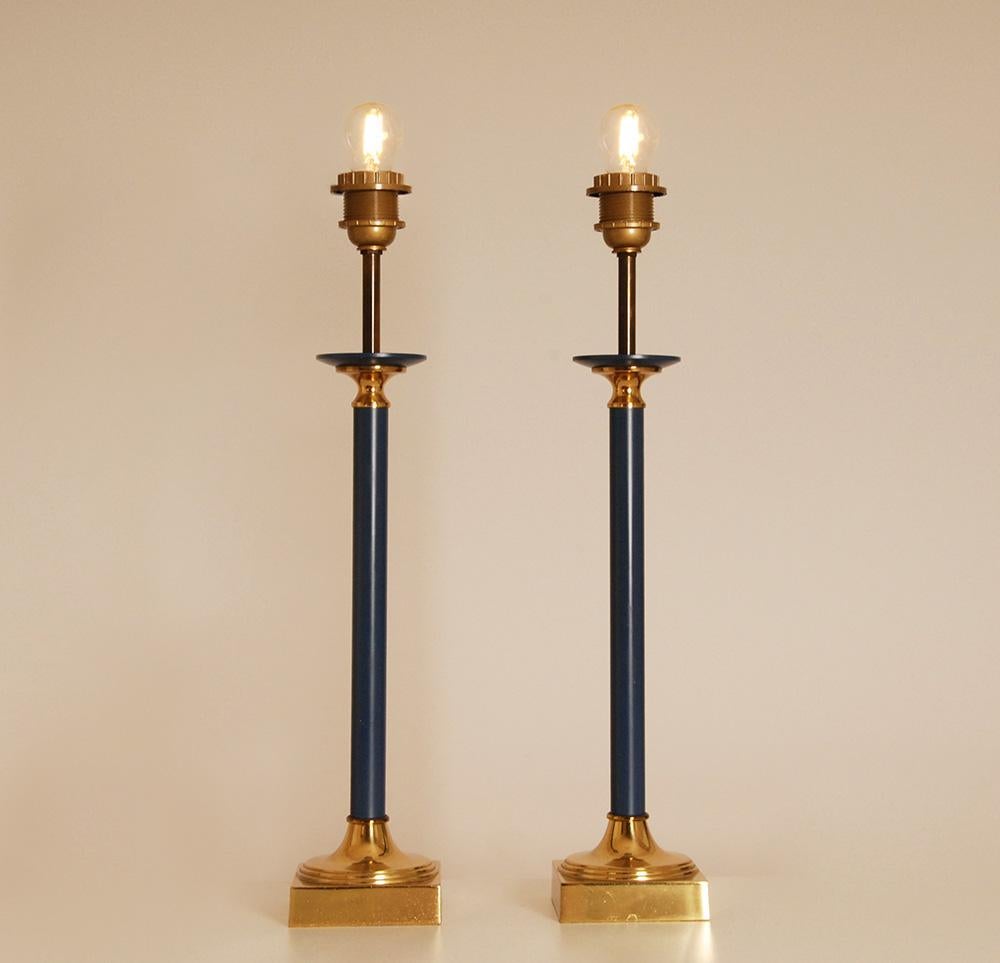 Mid-Century moderno Lampade da tavolo vintage Oro e blu Lampade moderne italiane in ottone anni '70 una coppia in vendita
