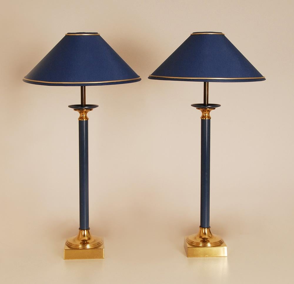 Italiano Lampade da tavolo vintage Oro e blu Lampade moderne italiane in ottone anni '70 una coppia in vendita