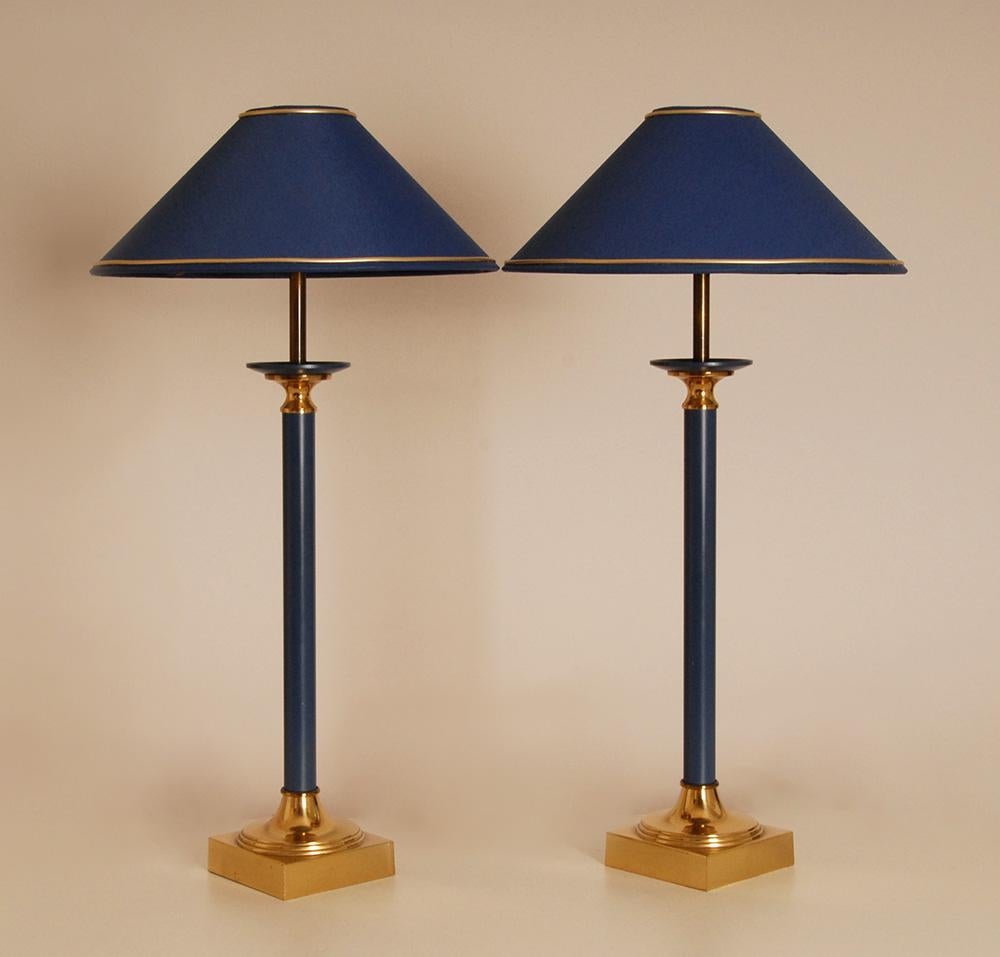 XX secolo Lampade da tavolo vintage Oro e blu Lampade moderne italiane in ottone anni '70 una coppia in vendita