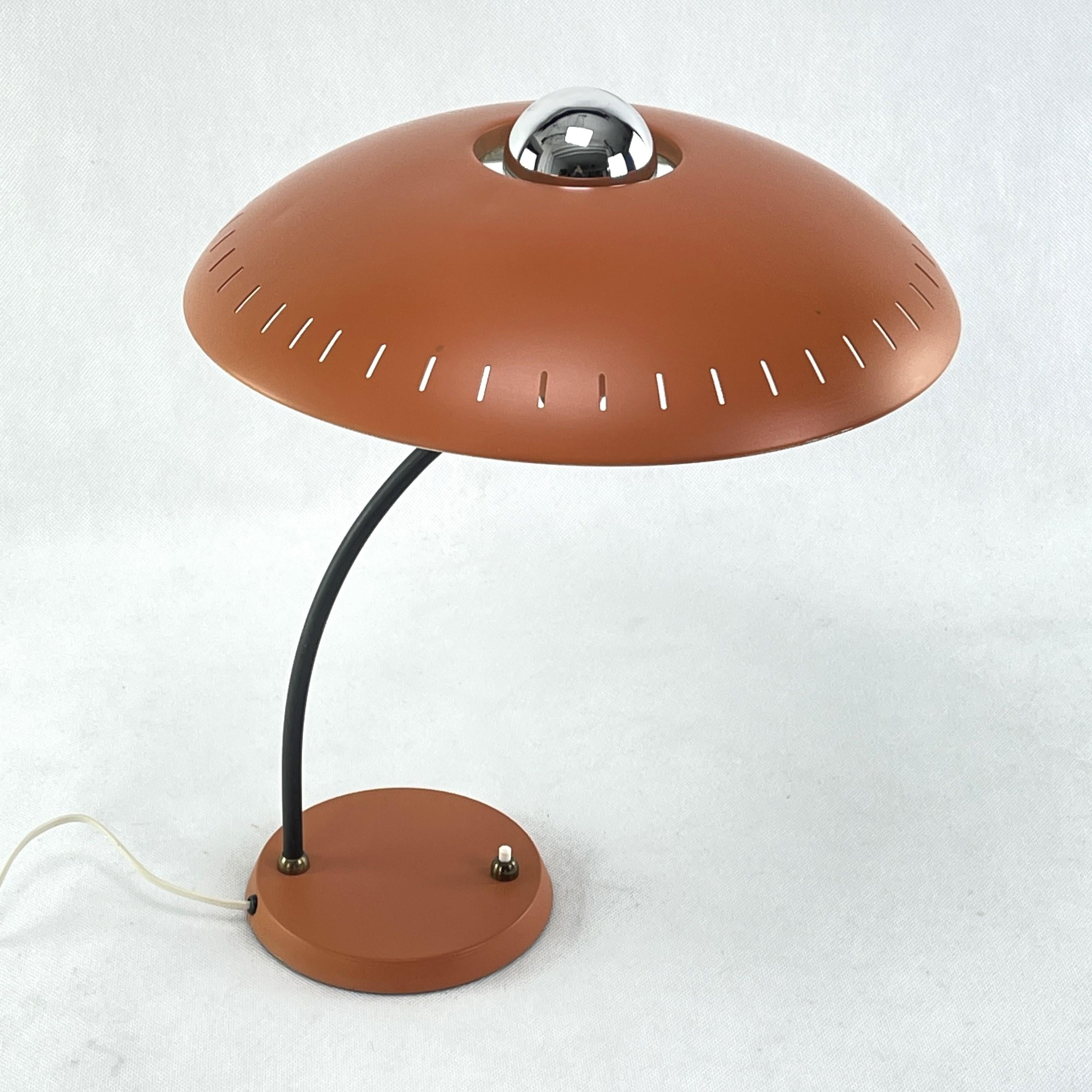 Lampe de table vintage Junior de Philips - années 1950

Cette magnifique lampe est un véritable classique du design des années 50/60. Cette lampe au design extraordinaire est un point fort pour tout intérieur de salon.
Ce modèle est l'œuvre du