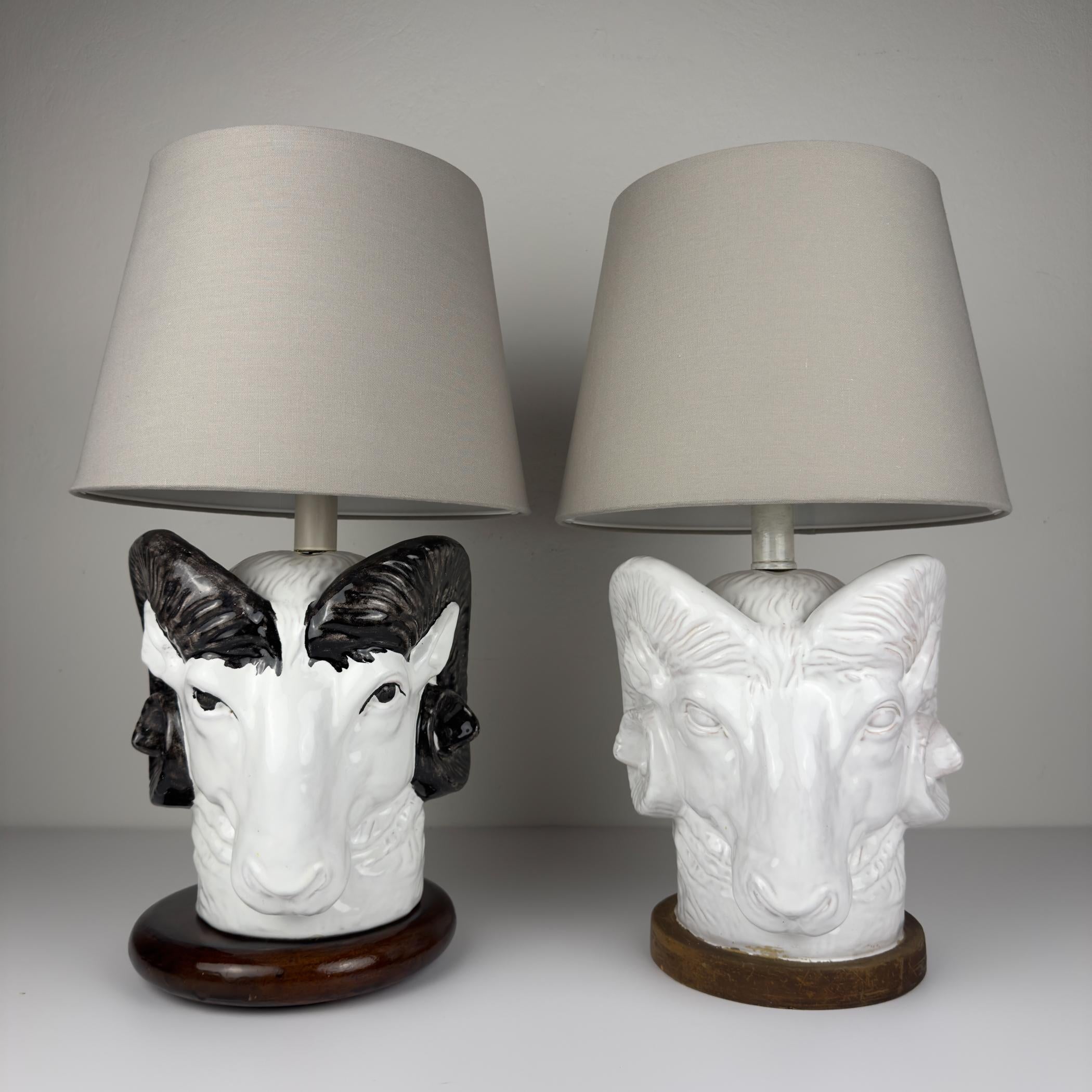 

La paire de rares lampes de table vintage en forme de tête de bélier. Fabriqué en Italie en 1973.

La lampe porte la signature originale de l'artiste.
Très bon état vintage. Les défauts sont clairement visibles sur les photographies. Les abat-jour