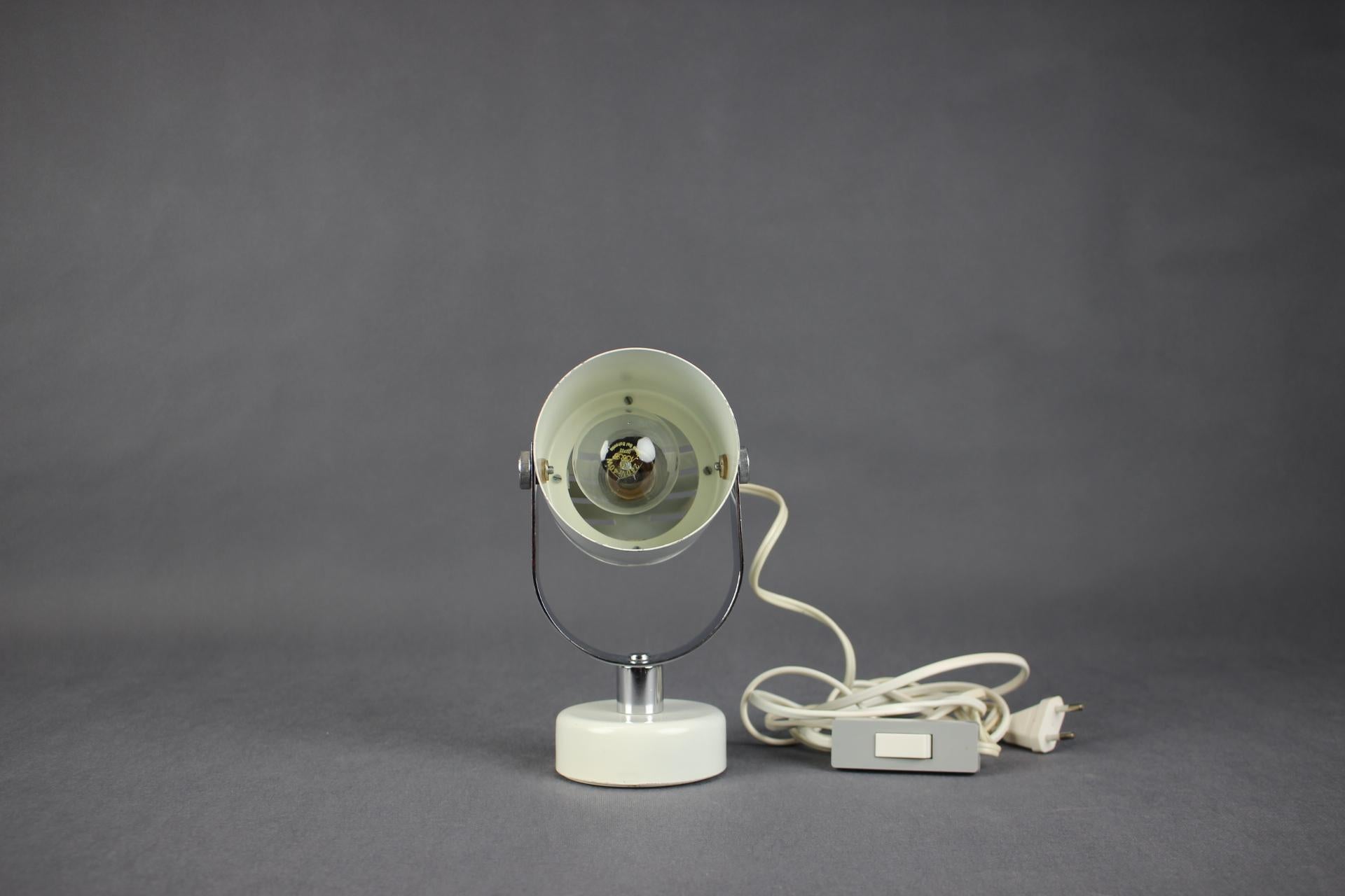 - Lampada da parete o da tavolo di metà secolo, disegnata da Stanislav Indra negli anni '80, in Cecoslovacchia,
- in metallo,
- presenta segni di usura e di età (graffi, etc.),
- in buone condizioni originali, 
- lampadina: 1 x E27 (E26). Adattatore