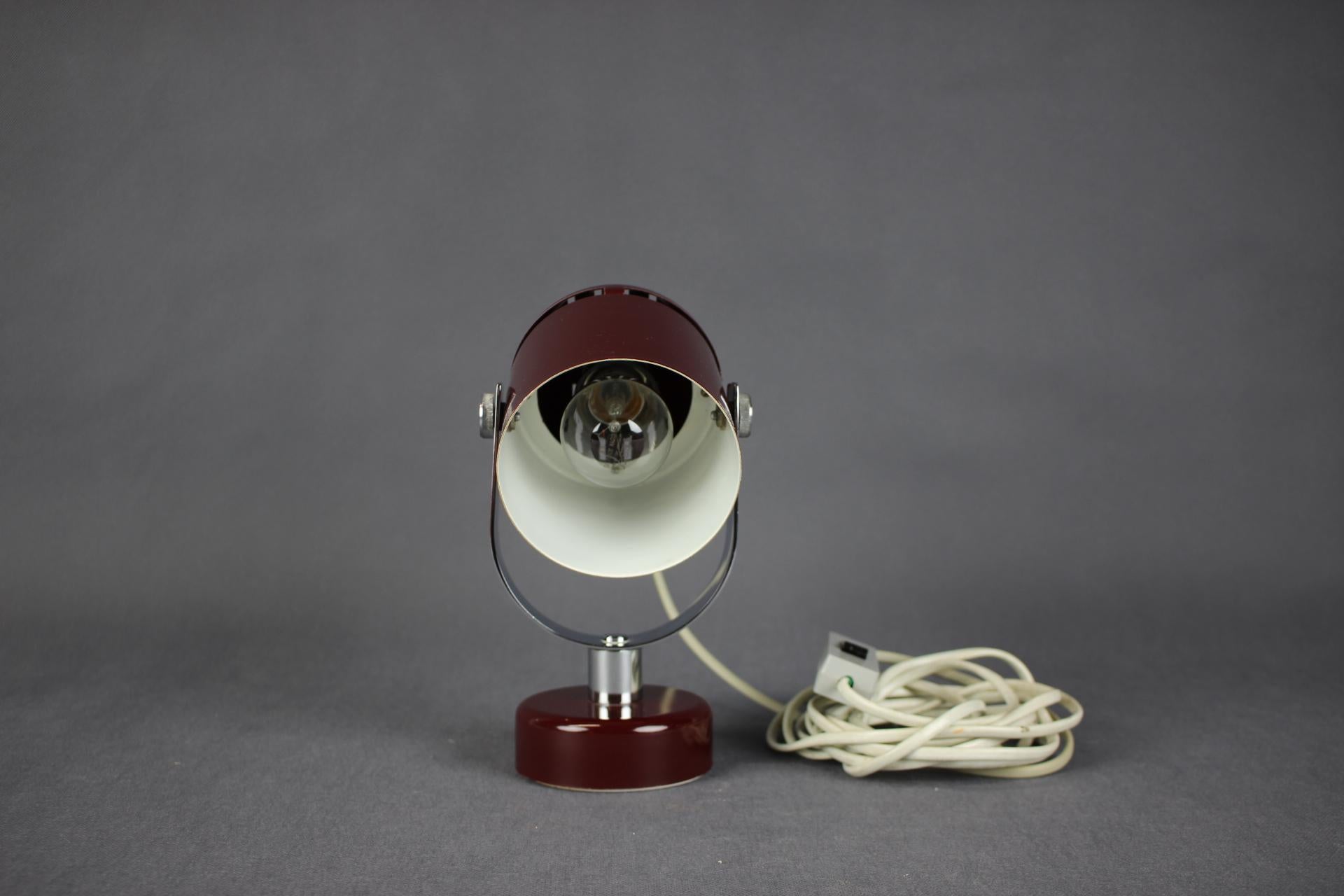 - Lampada da parete o da tavolo di metà secolo, disegnata da Stanislav Indra negli anni '70, in Cecoslovacchia,
- in metallo e cromo,
- presenta segni di usura e di età (graffi, etc.),
- in buone condizioni originali,
- lampadina: 1 x E27 (E26).