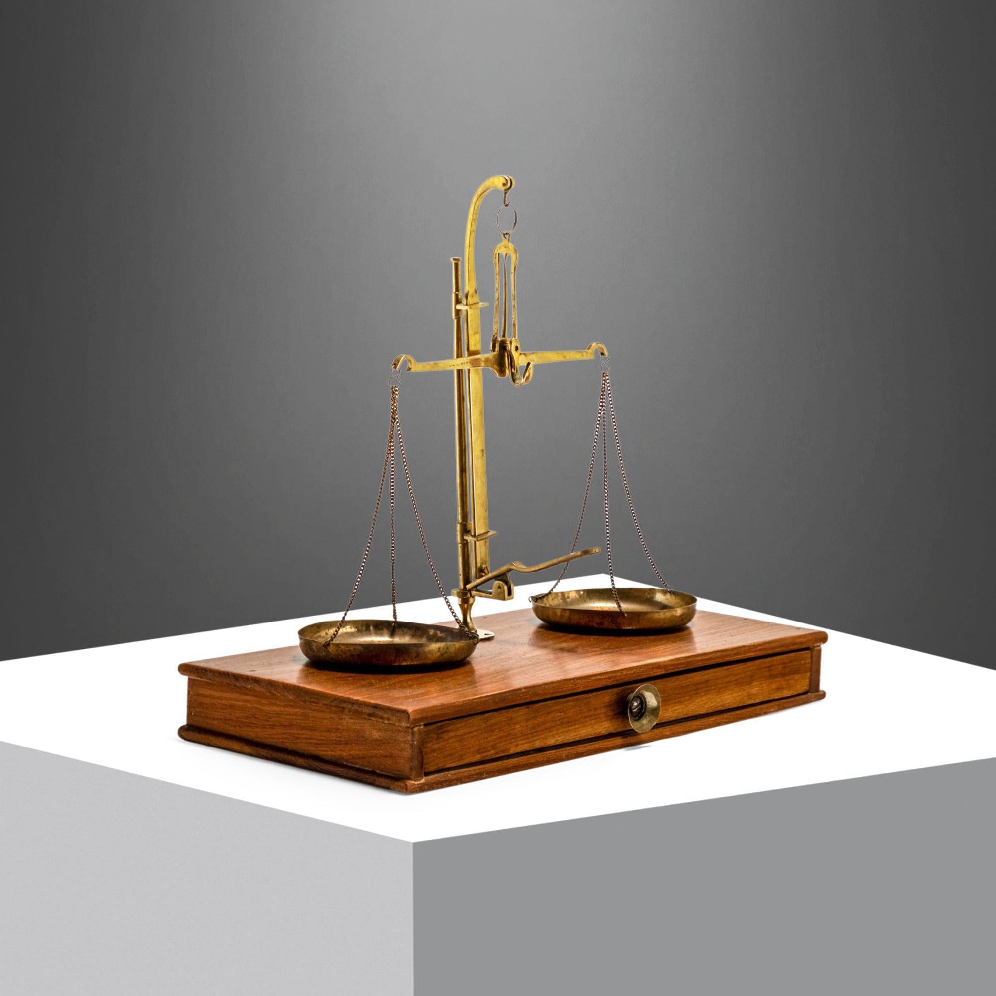 Balance d'apothicaire de table en noyer et laiton, c. 1940''s en vente 1