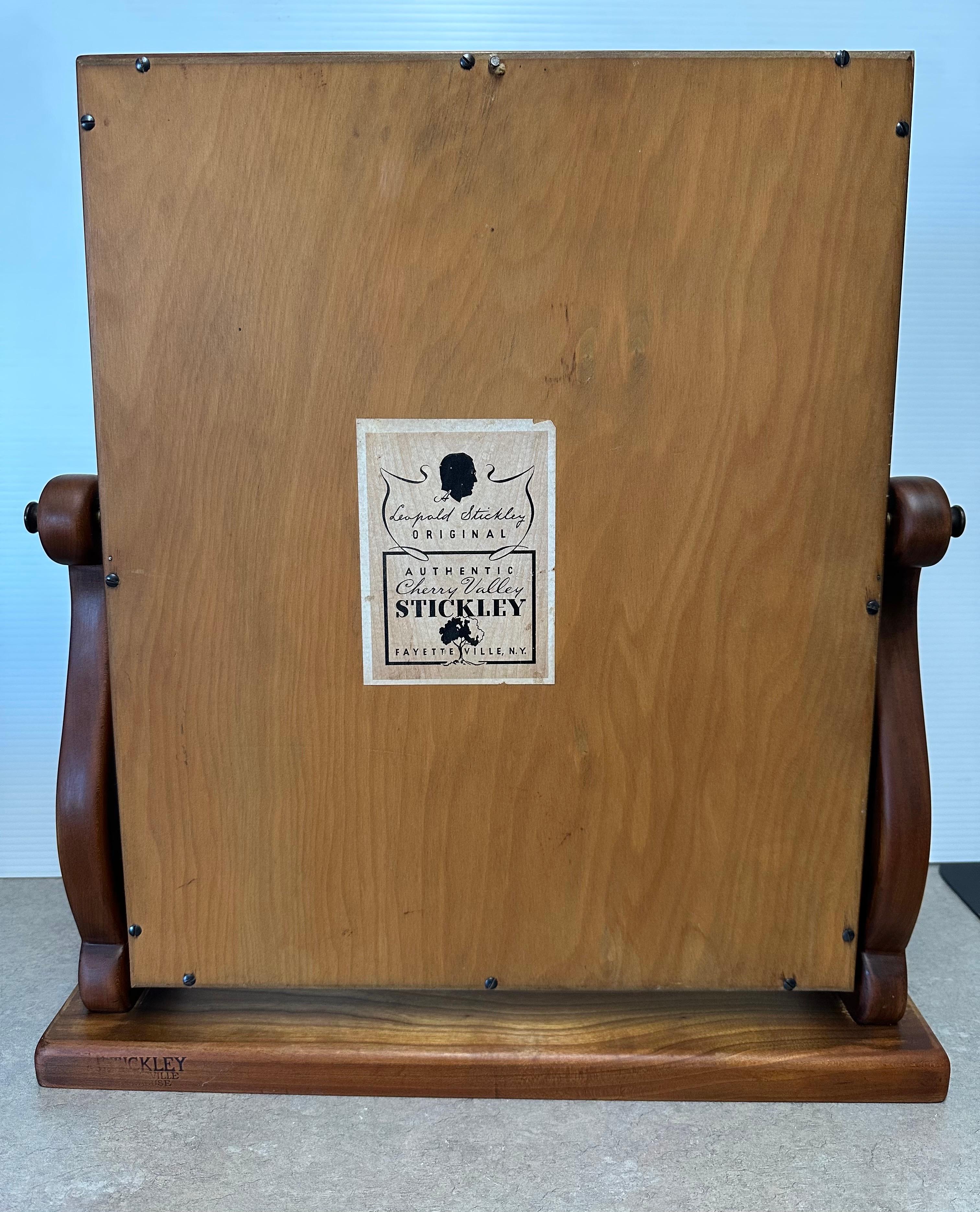 Miroir de courtoisie vintage en merisier à poser sur une table par Leopold Stickley en vente 4