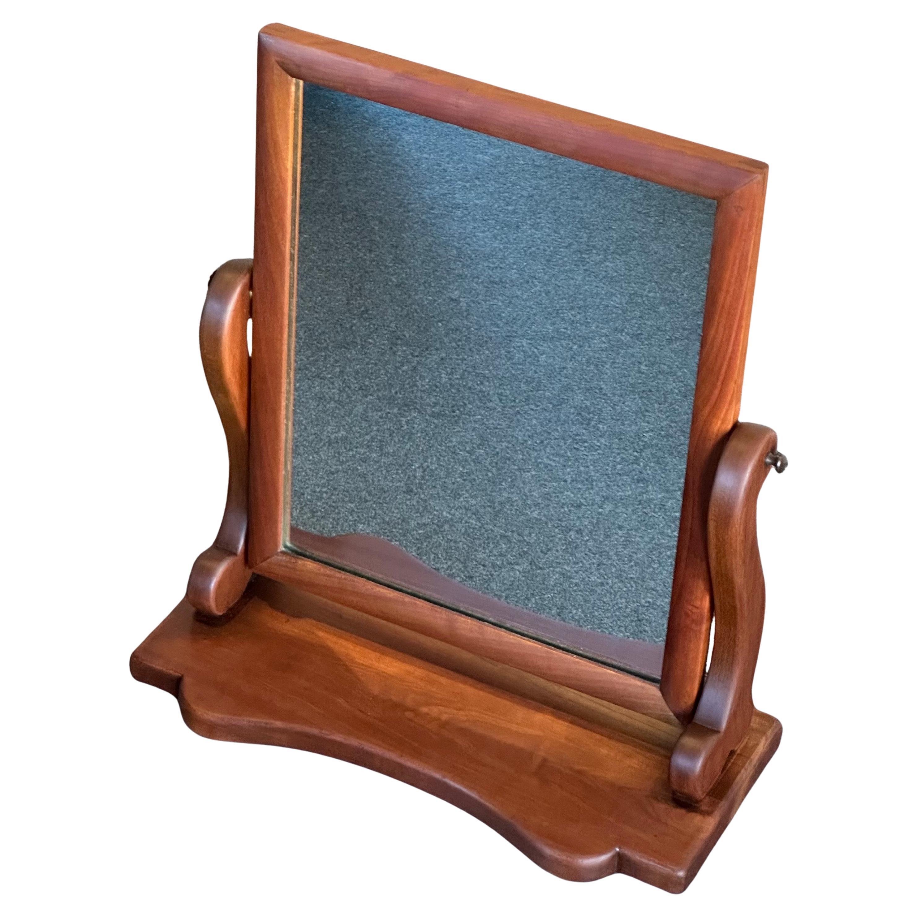 Miroir de courtoisie vintage en merisier de Leopold Stickley, vers la fin des années 1950. Ce superbe et difficile à trouver miroir réglable en merisier massif est bien construit avec une belle menuiserie. La pièce conserve l'étiquette et le timbre