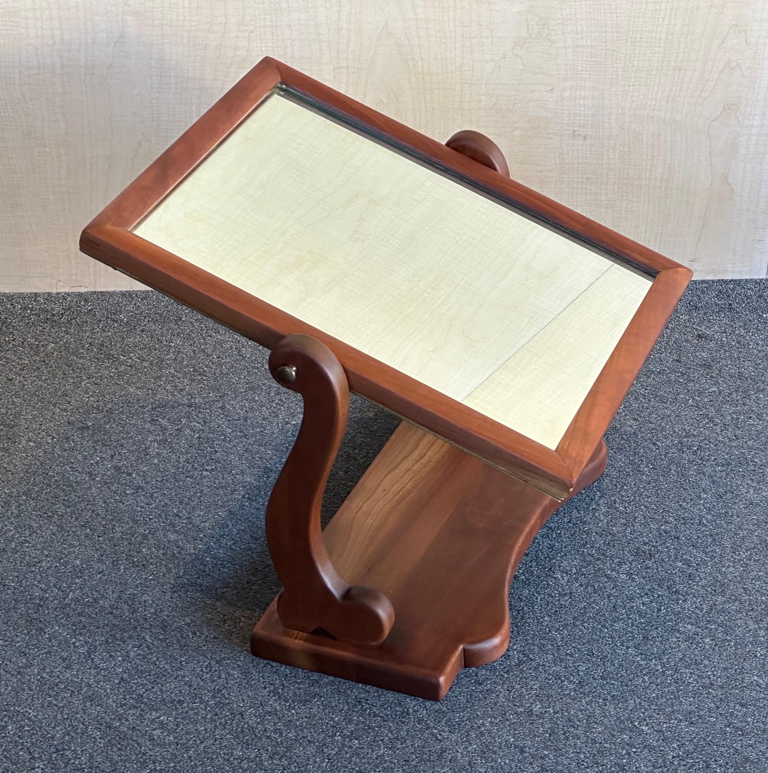 Miroir de courtoisie vintage en merisier à poser sur une table par Leopold Stickley en vente 1