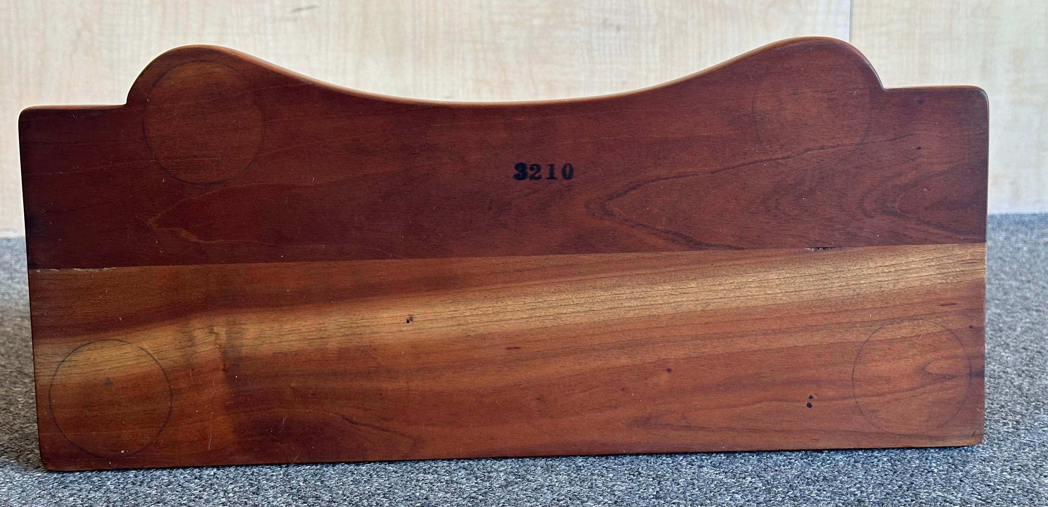 Miroir de courtoisie vintage en merisier à poser sur une table par Leopold Stickley en vente 3