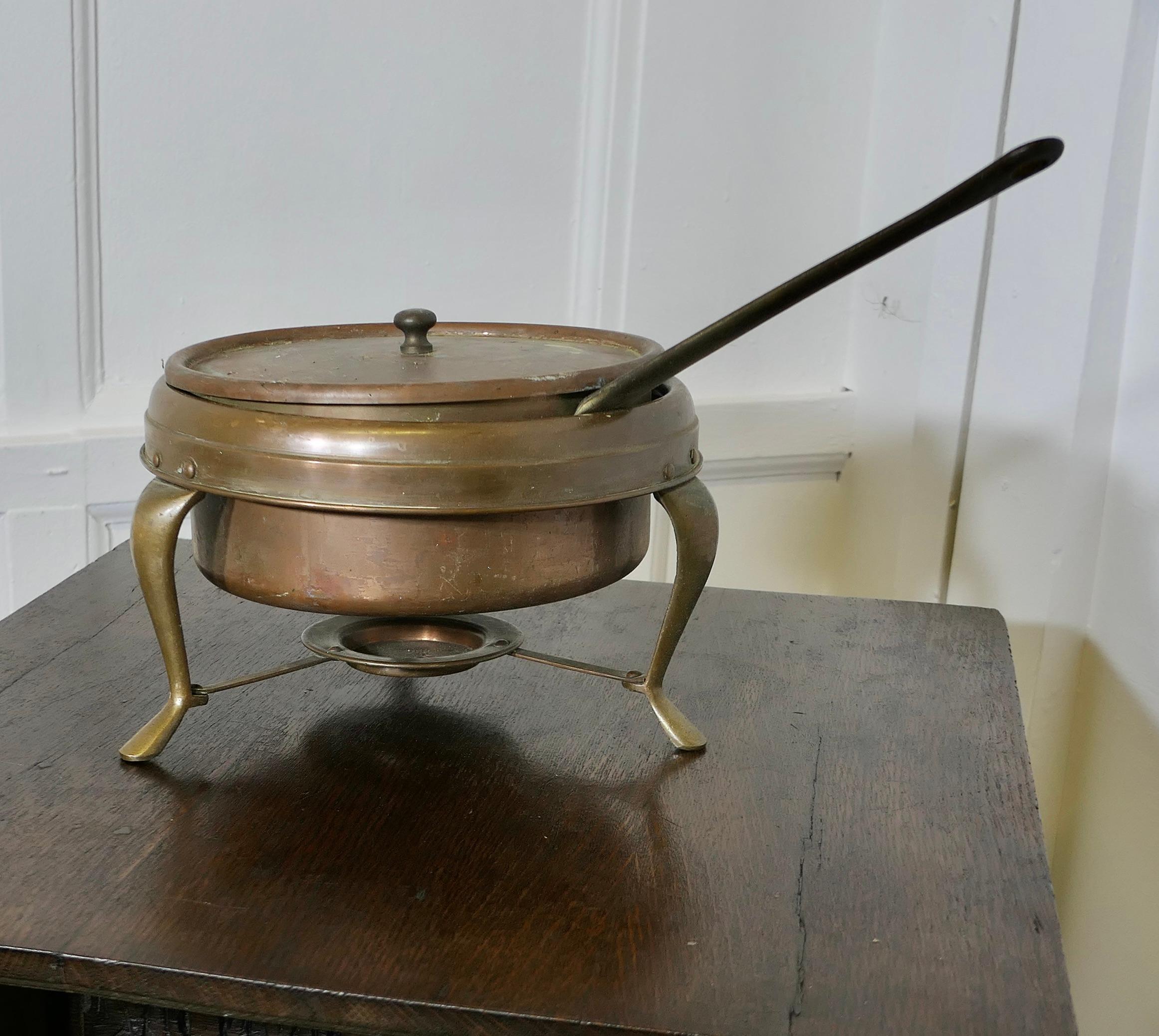 Piano da tavolo vintage Nader Copper Bain Marie  
Bain Marie di rame Nader d'epoca su supporto, la pentola ha  un manico e un coperchio molto lunghi. Sotto c'è un portacandele per riscaldare la padella. Marchio Nader con codice prodotto 27222. 