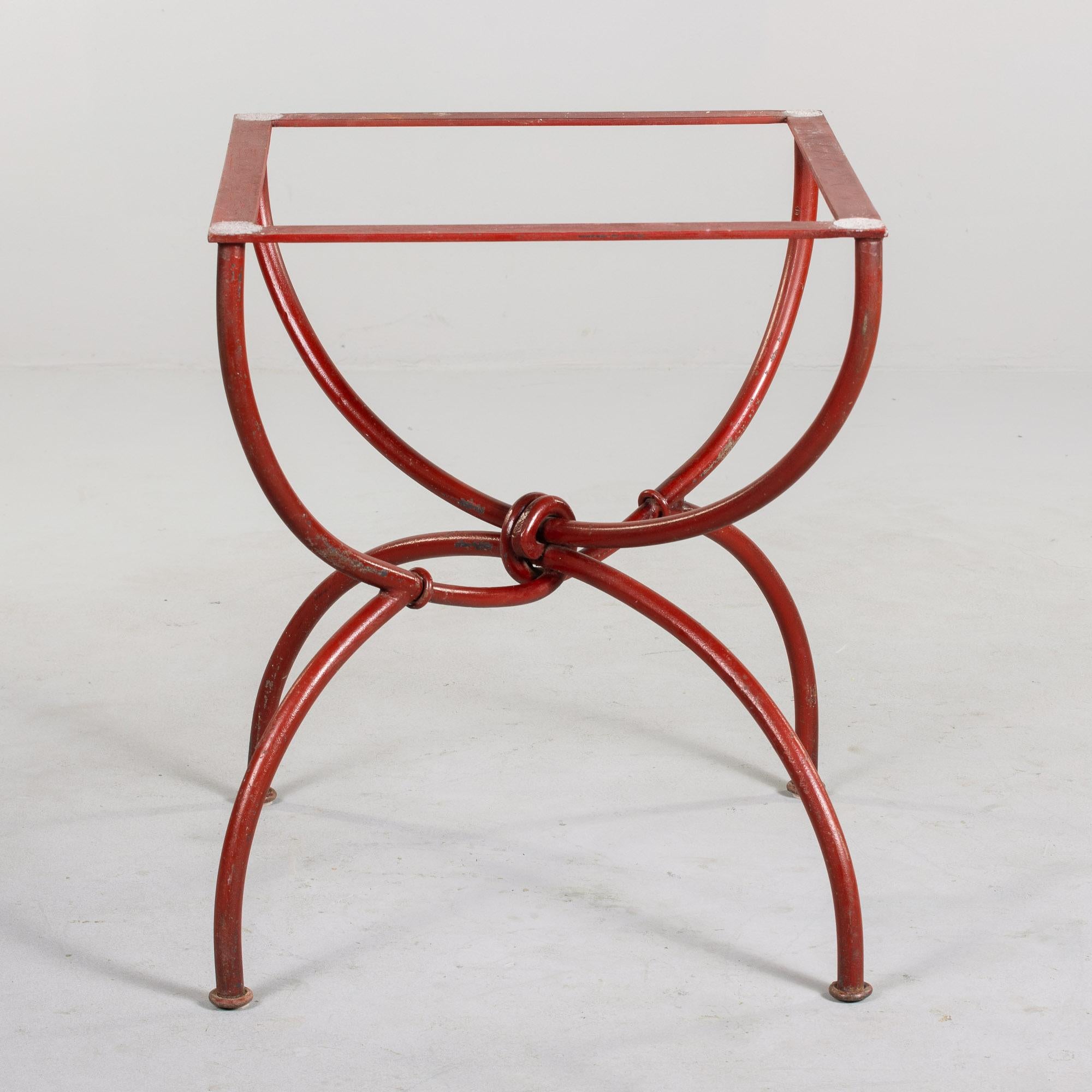 Mesa vintage con tablero de piedra caliza y base de metal rojo en venta 3