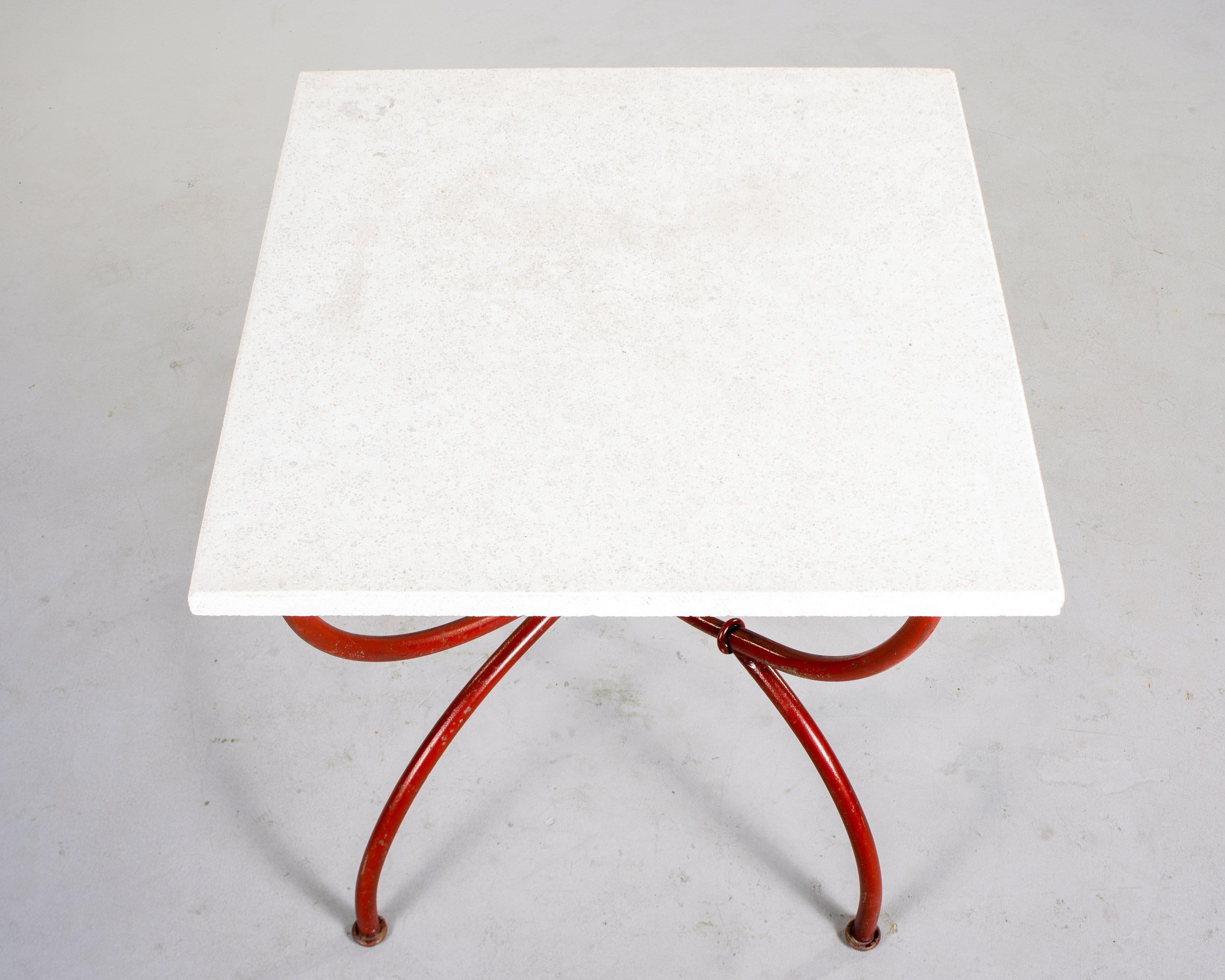Mesa vintage con tablero de piedra caliza y base de metal rojo Industrial en venta