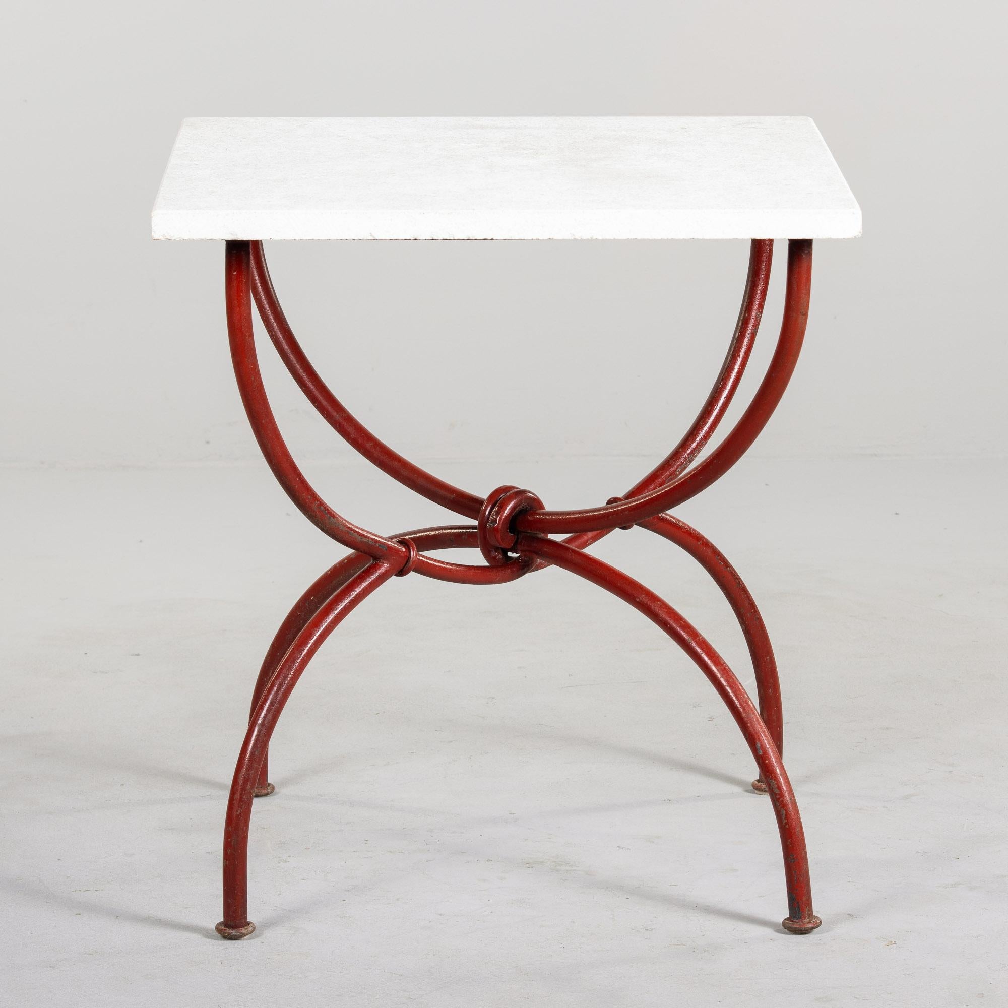 Mesa vintage con tablero de piedra caliza y base de metal rojo Italiano en venta