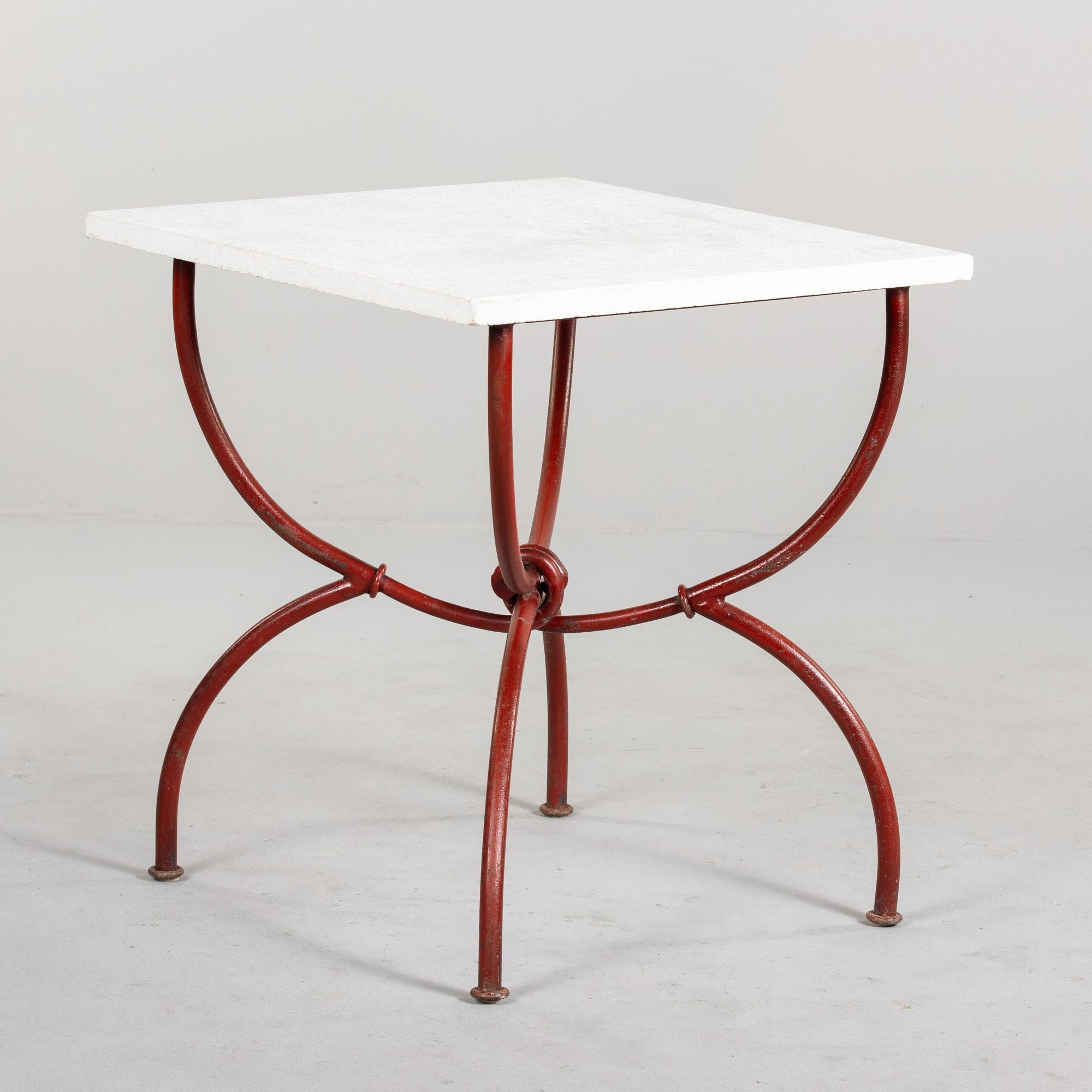 Mesa vintage con tablero de piedra caliza y base de metal rojo en Bueno estado para la venta en Troy, MI