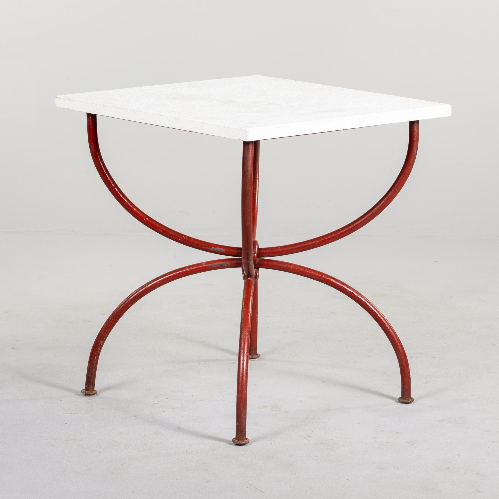 Mesa vintage con tablero de piedra caliza y base de metal rojo Hierro en venta