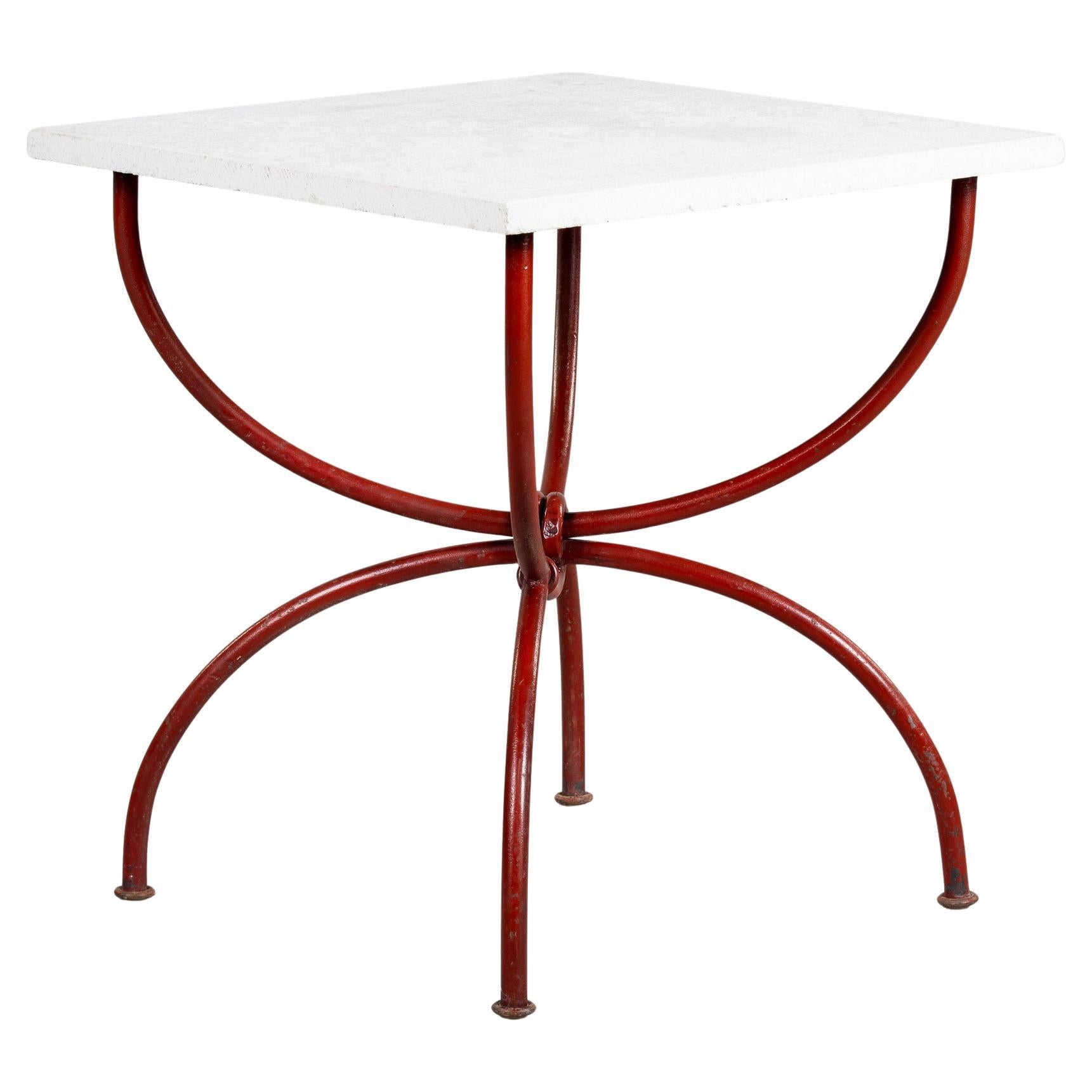 Mesa vintage con tablero de piedra caliza y base de metal rojo en venta