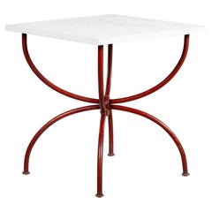 Mesa vintage con tablero de piedra caliza y base de metal rojo