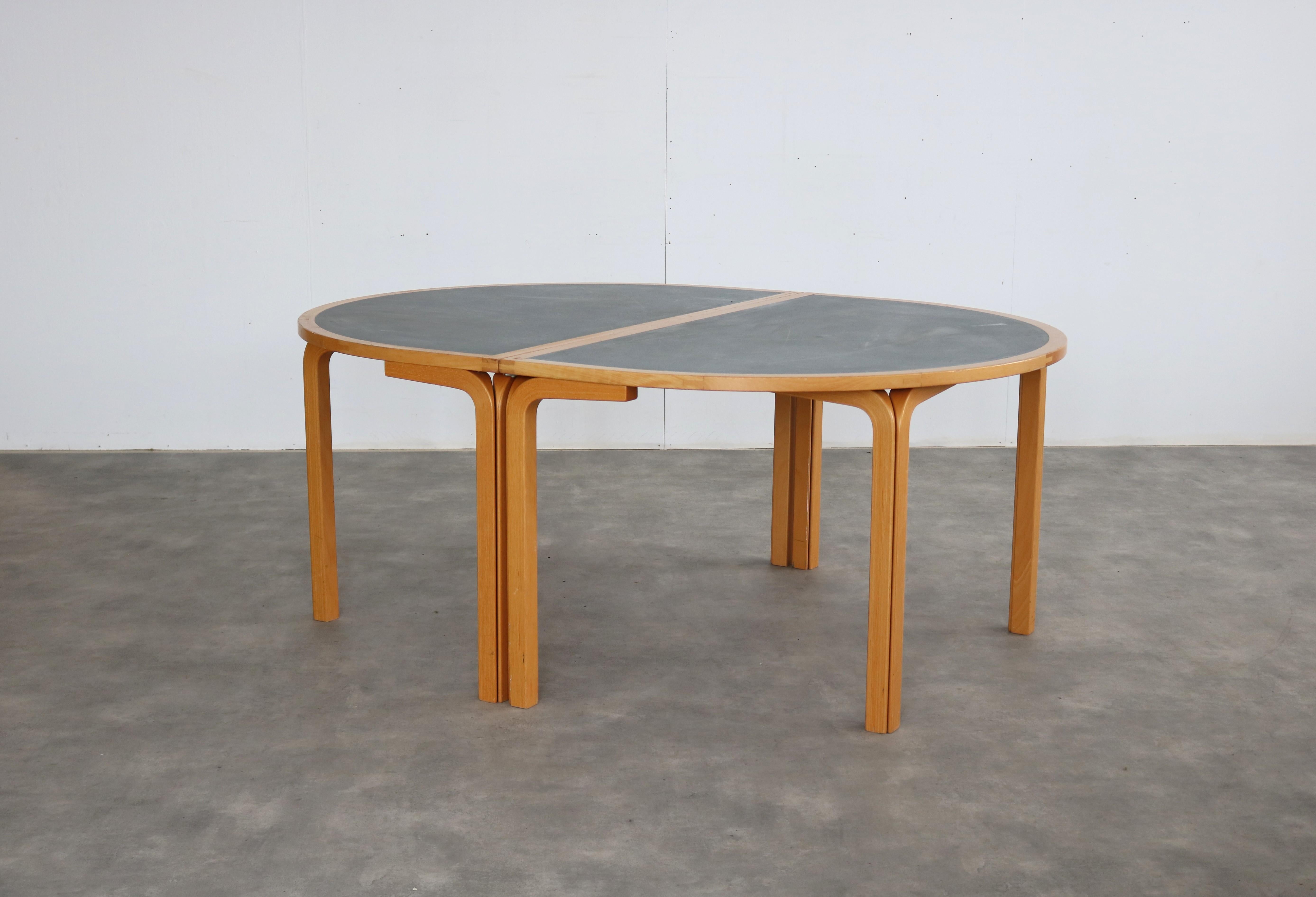 Tables Vintage  table à manger  table de conférence  Magnus Olesen

Période  1970s
Design  Magnus Olesen  Danemark
Condit  Bon  Signes d'usure mineurs
Taille  73 x 90 x 138 cm (H x L x P) = par table

Détails  Bois de Beeche ; linoléum ; Lot de 2