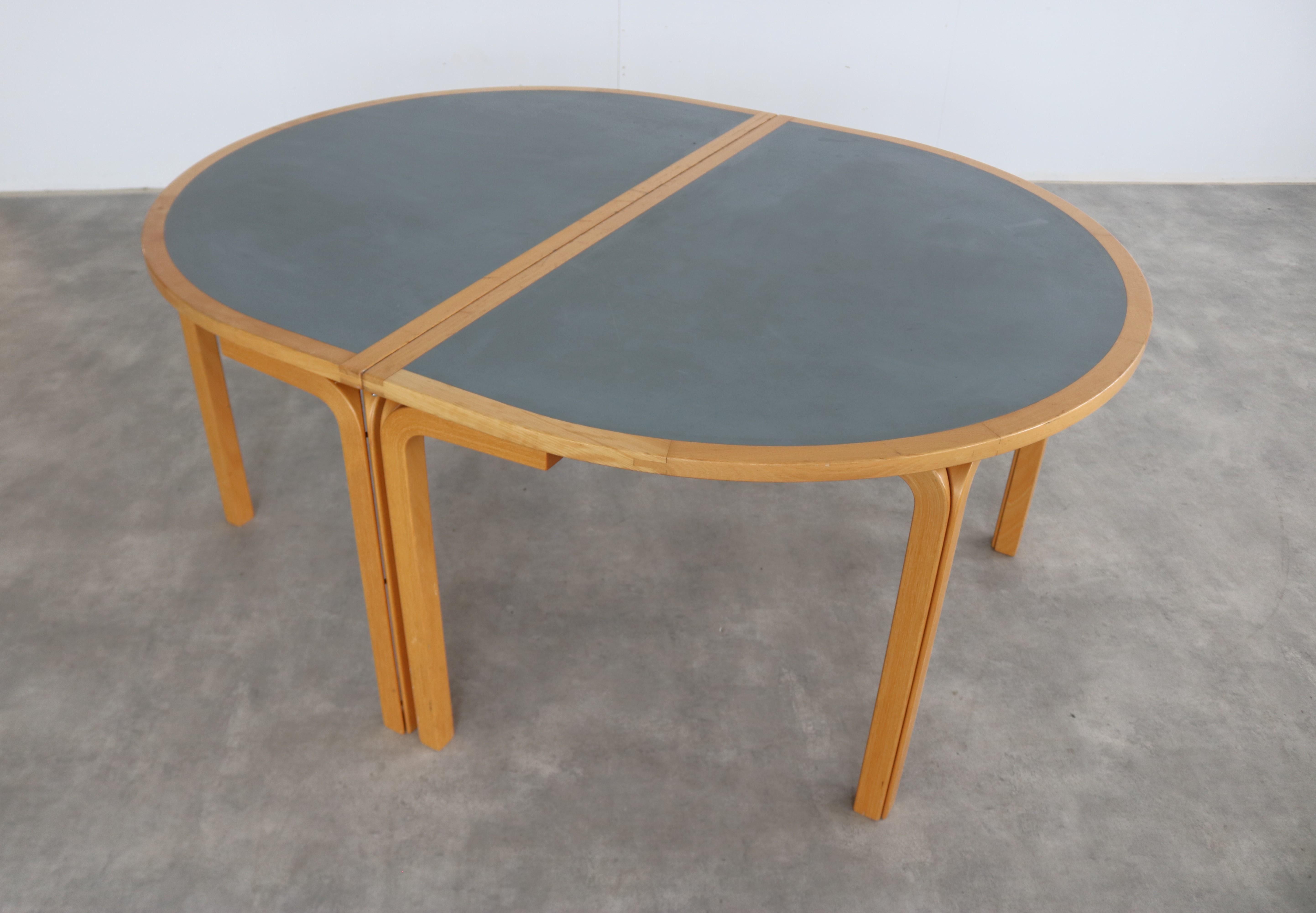 Tables Vintage  table à manger  table de conférence  Magnus Olesen Bon état - En vente à Lemmer, NL