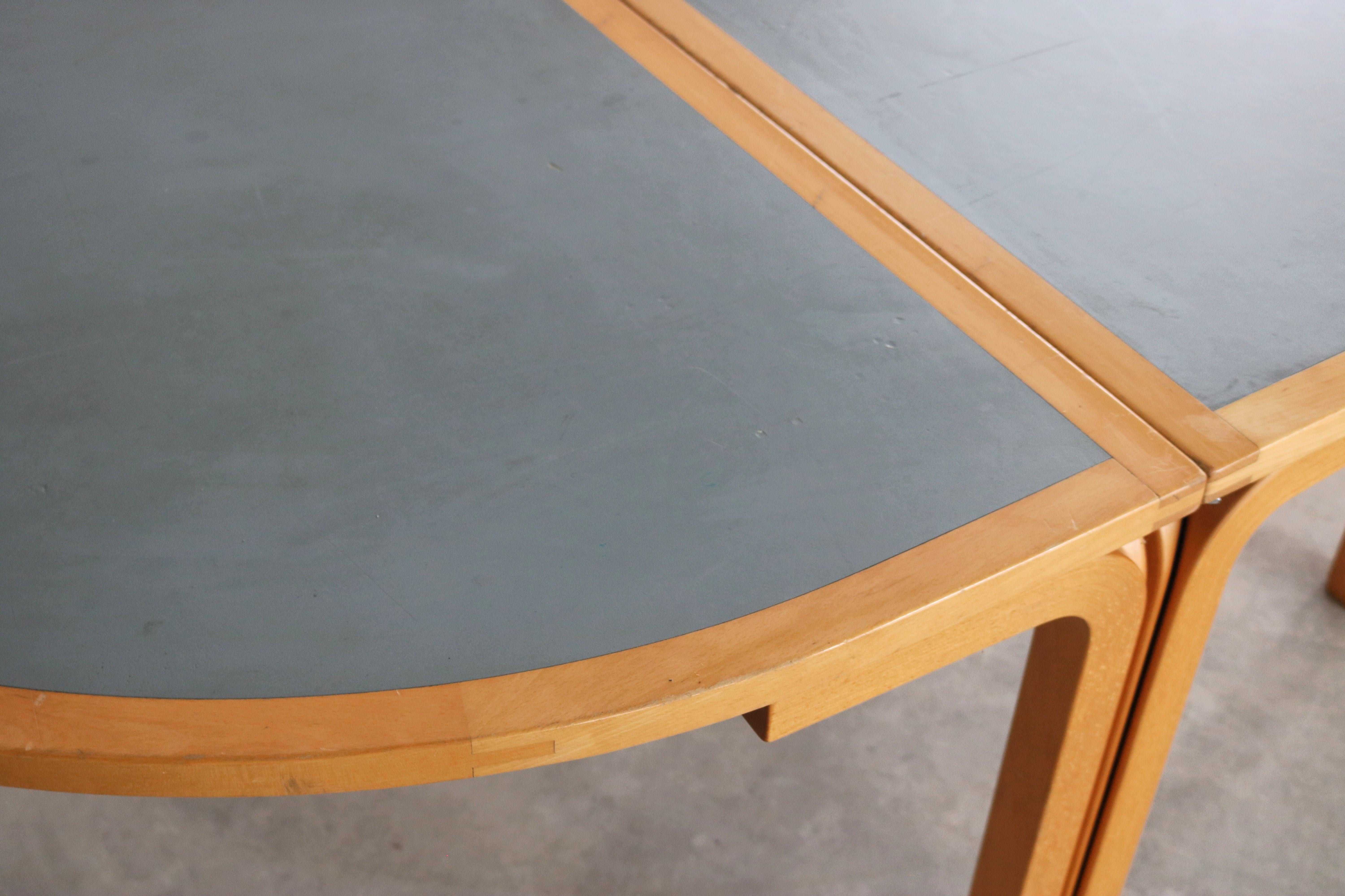 Stratifié Tables Vintage  table à manger  table de conférence  Magnus Olesen en vente