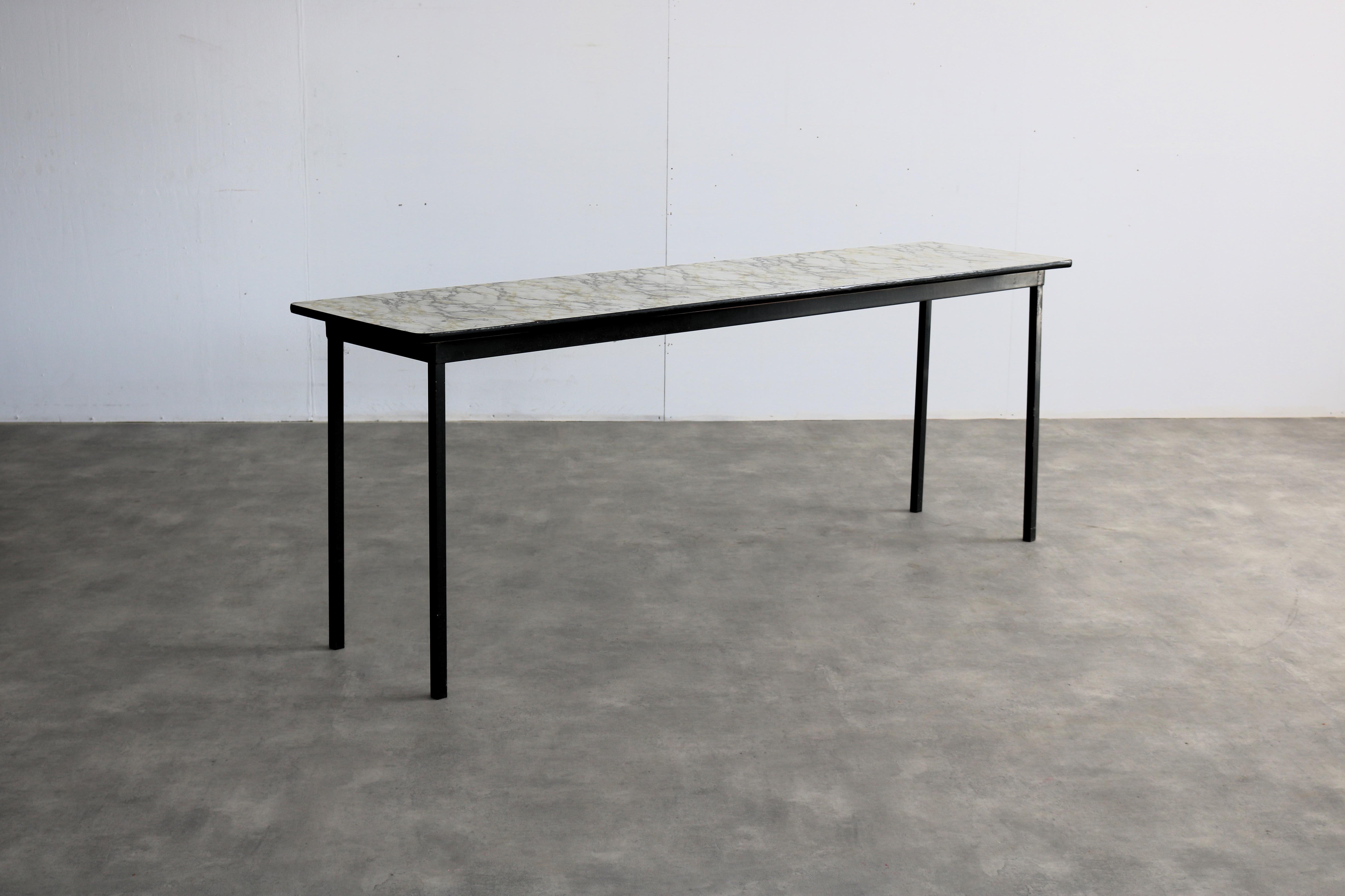 
tables vintage  pupitres d'école  1960s  formica

période  1960s
Design/One  inconnu  Pays-Bas
condition  bon avec signes d'utilisation/patina  copeaux/rayures
taille  75,5 x 200,5 x 50,5 (hxbxd)

détails  métal ; formica ; 4 en stock ;

numéro de