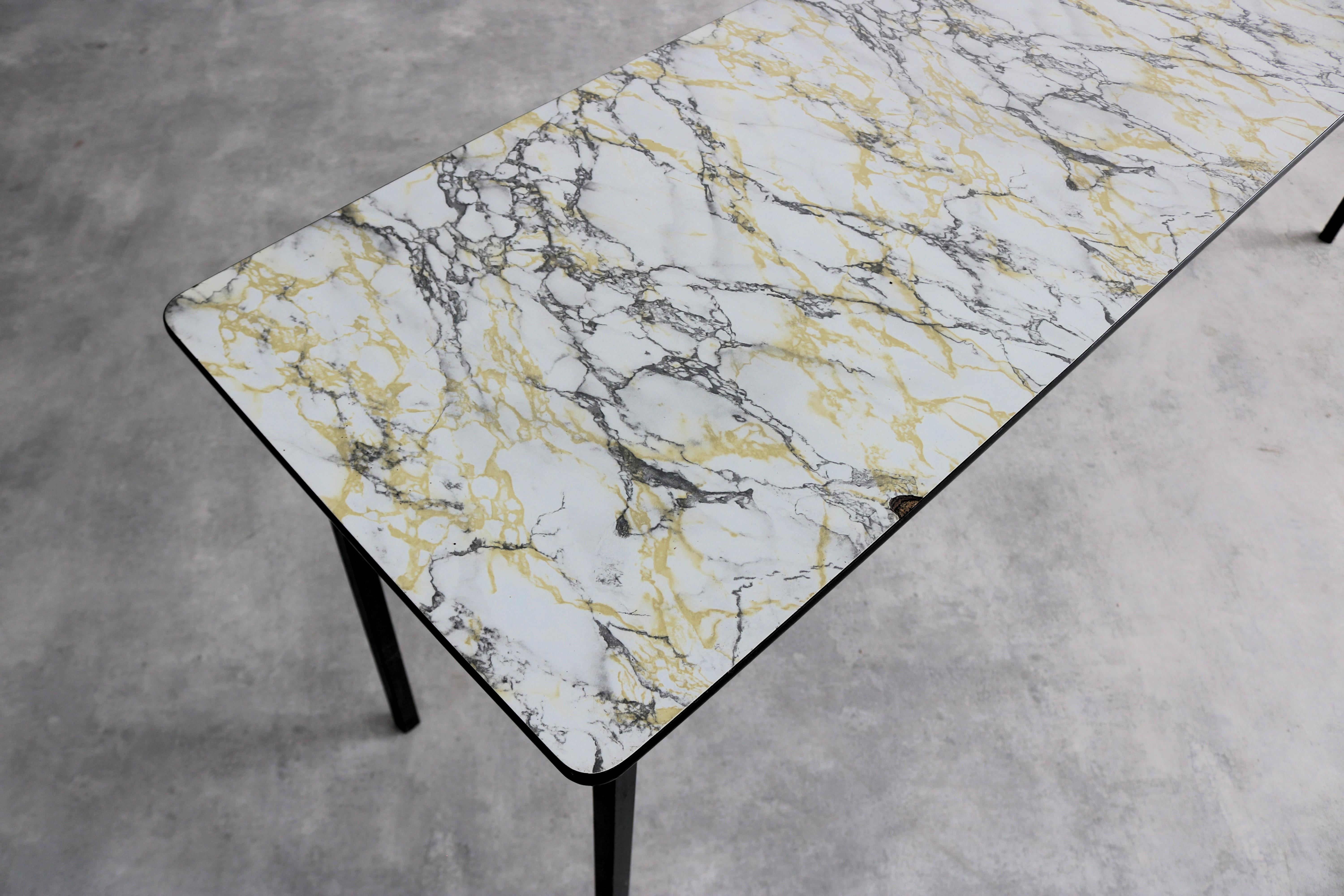 Milieu du XXe siècle tables vintage  pupitres d'école  1960s  formica en vente