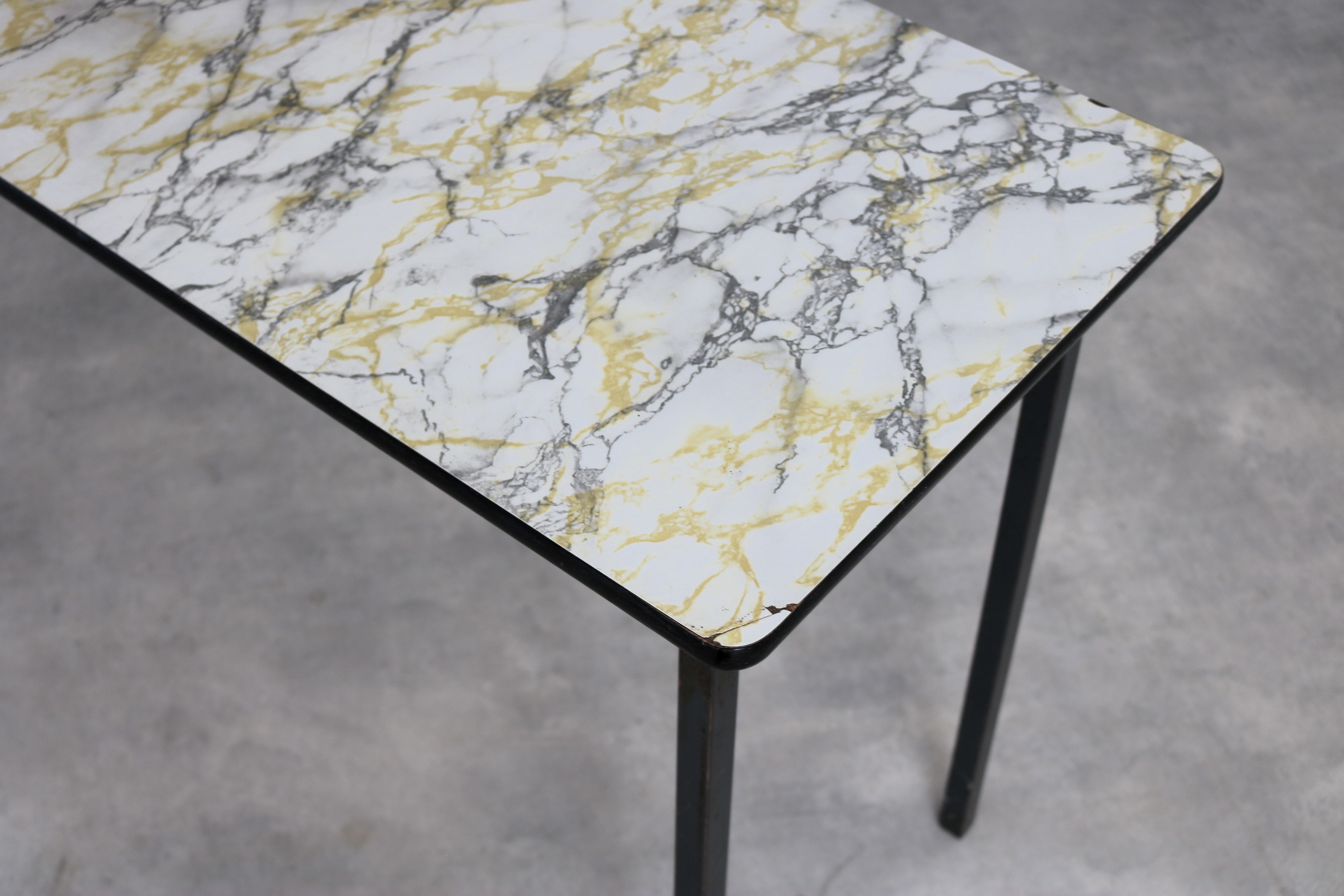 Métal tables vintage  pupitres d'école  1960s  formica en vente