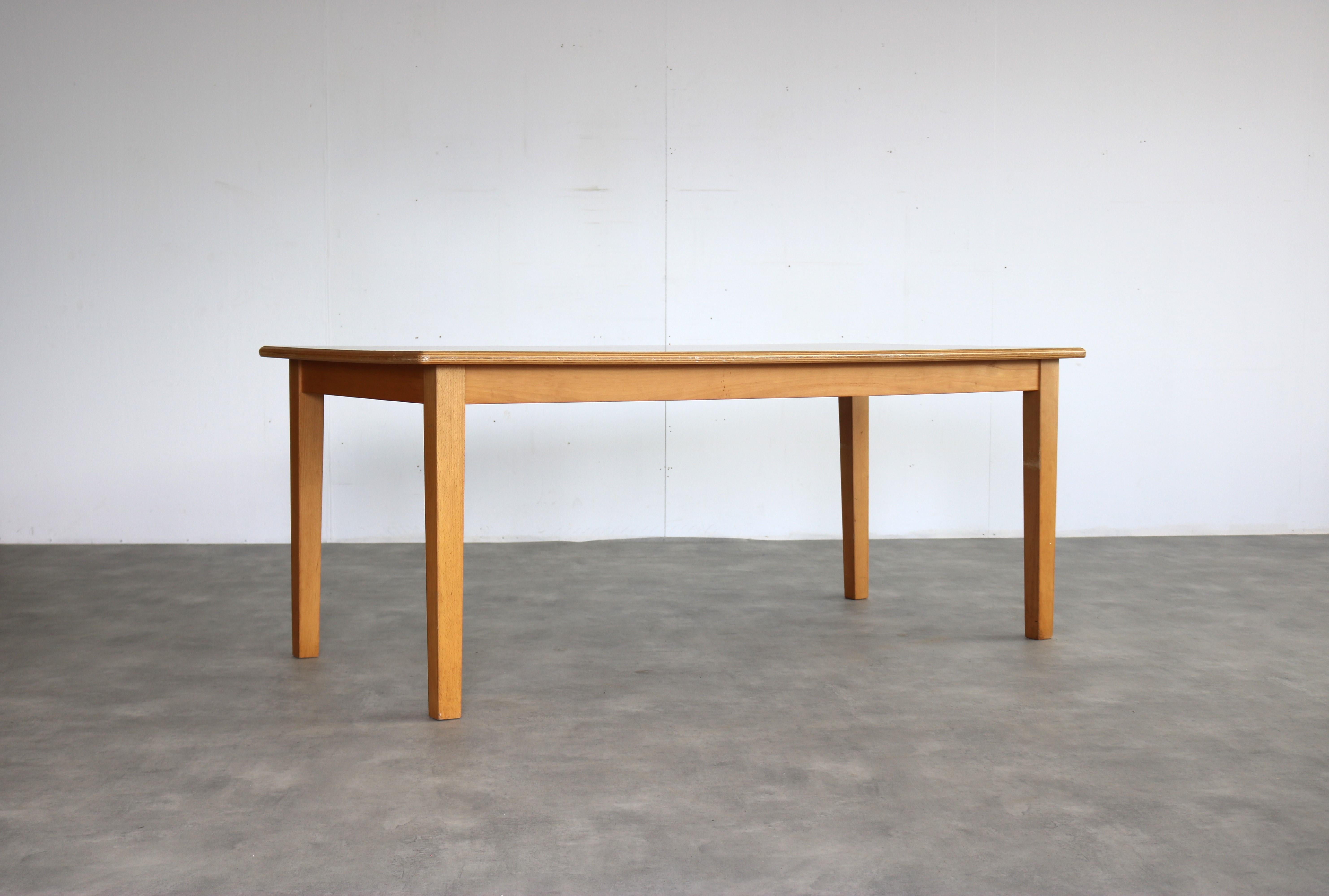alte Tische  Arbeitstisch  Schultisch  Schwedisch  70s

Zeitraum  70s
Entwurf  unbekannt  Schweden
Bedingung  gut mit Gebrauchsspuren/Patina/Lackspuren
Größe  73,5 x 180 x 90 (HxBxT)

Details  Holz; 3 auf Lager;

Artikelnummer  2369