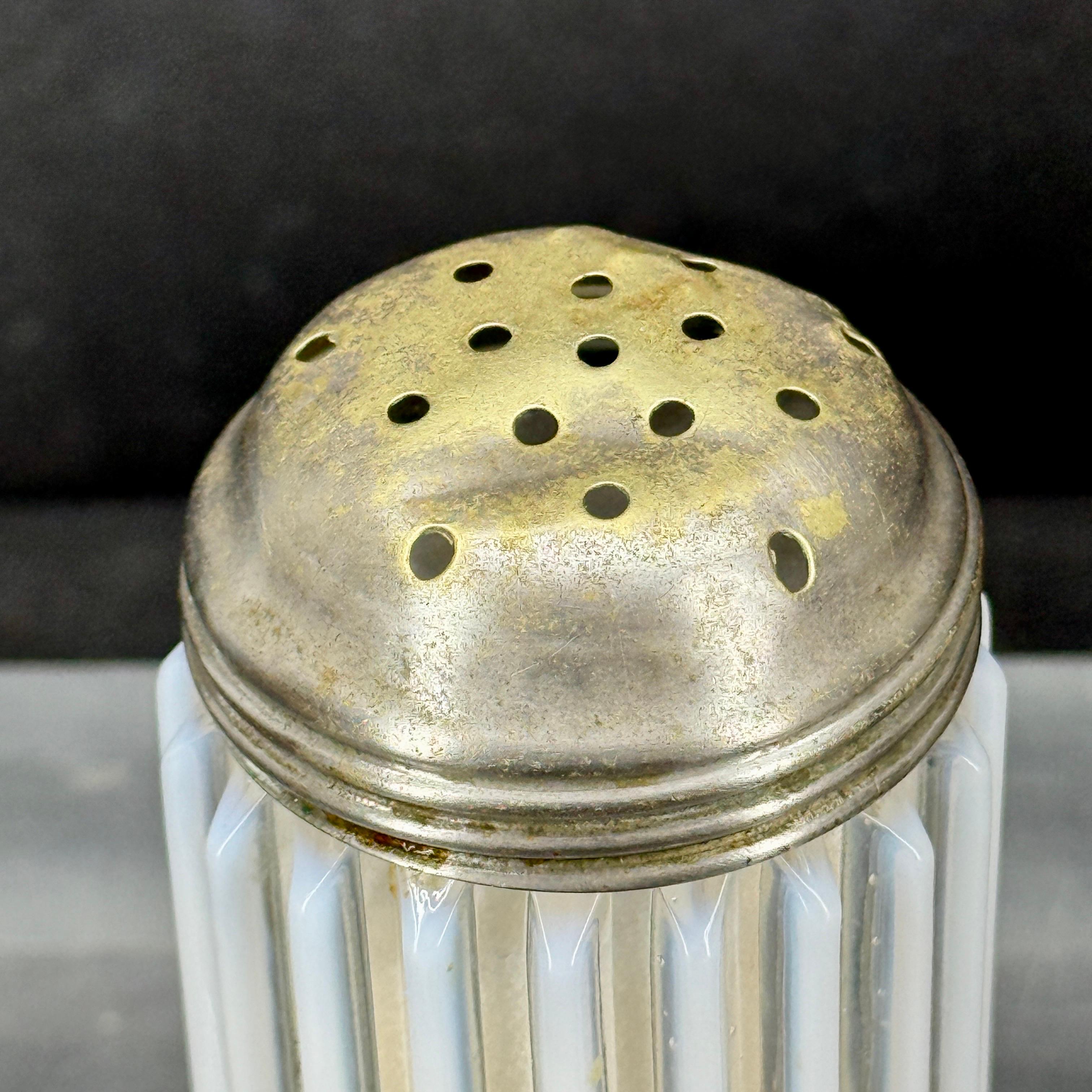 Vintage Tischplatte Opalglas Saugnapf Shaker Mid-Century Modern im Angebot 3