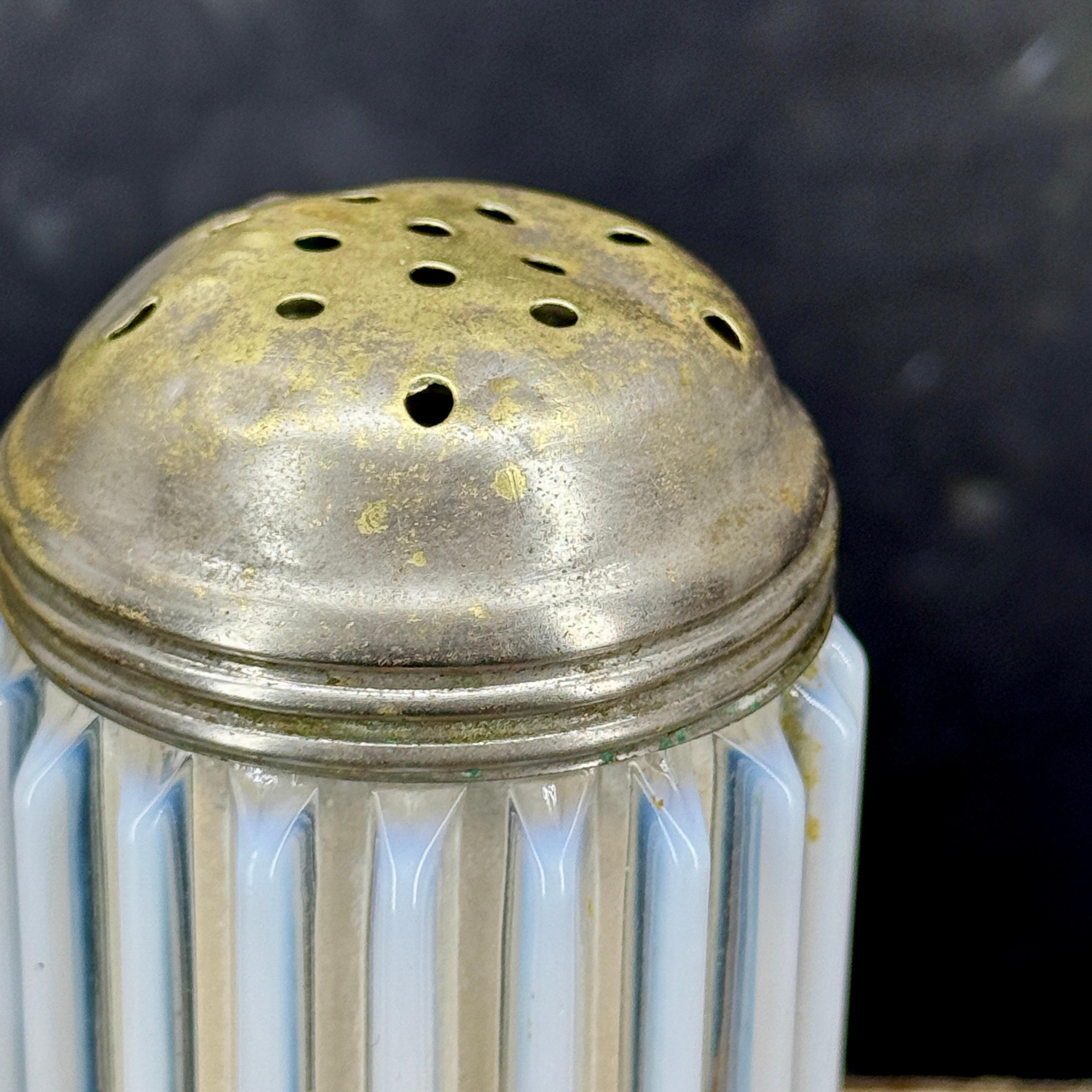 Vintage Tischplatte Opalglas Saugnapf Shaker Mid-Century Modern im Angebot 5