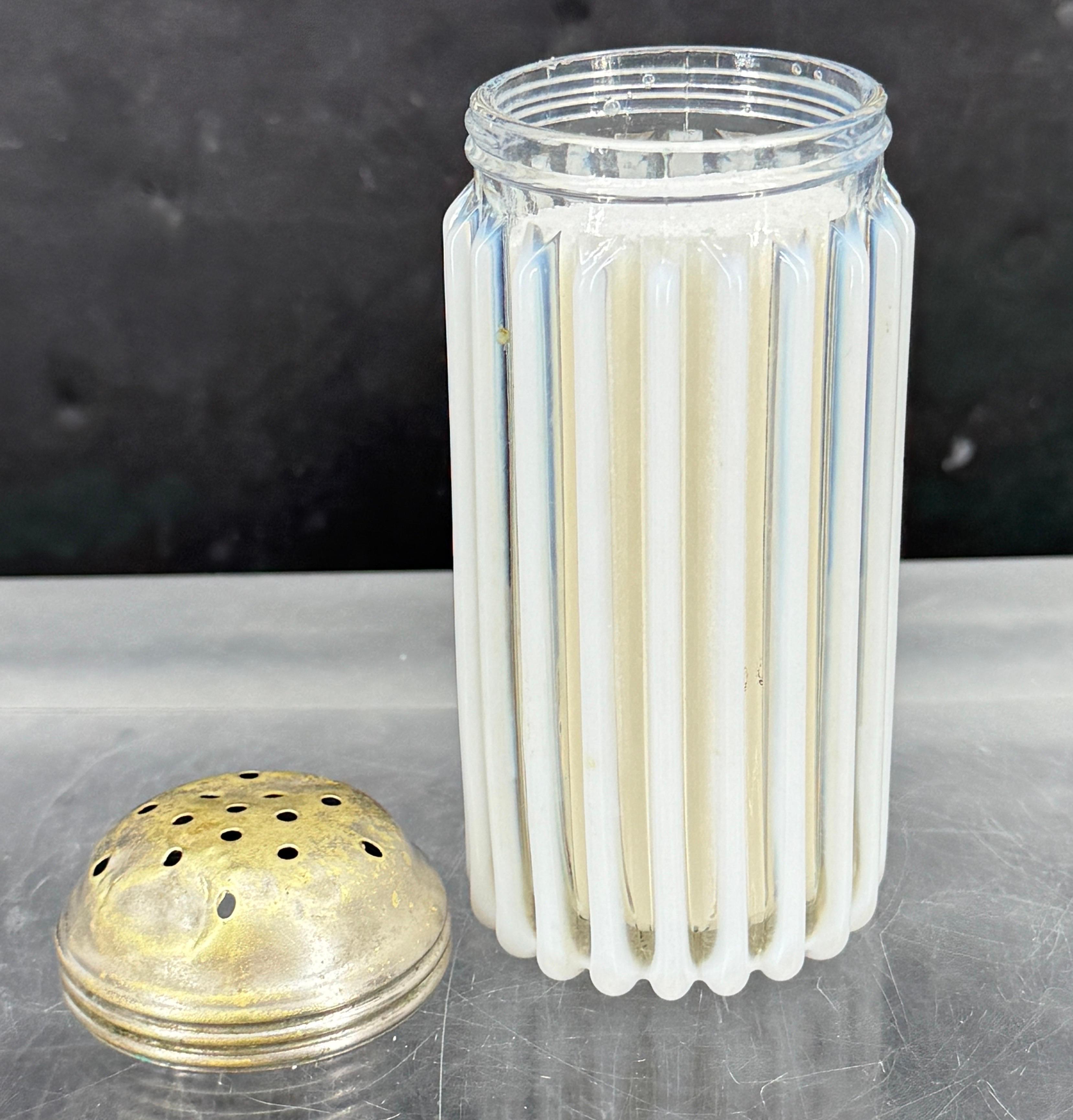Vintage Tischplatte Opalglas Saugnapf Shaker Mid-Century Modern (Handgefertigt) im Angebot