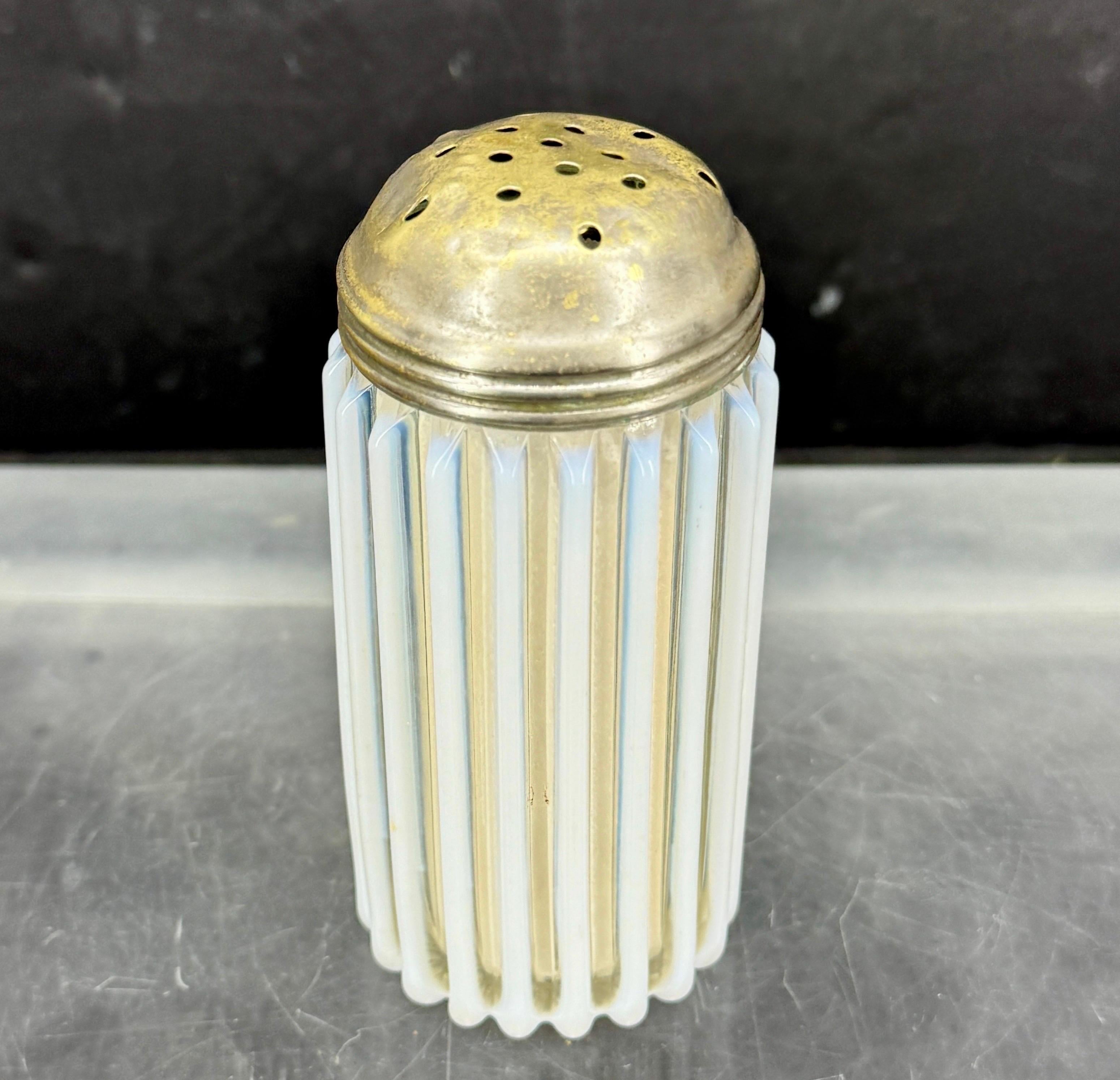 Vintage Tischplatte Opalglas Saugnapf Shaker Mid-Century Modern (Metall) im Angebot