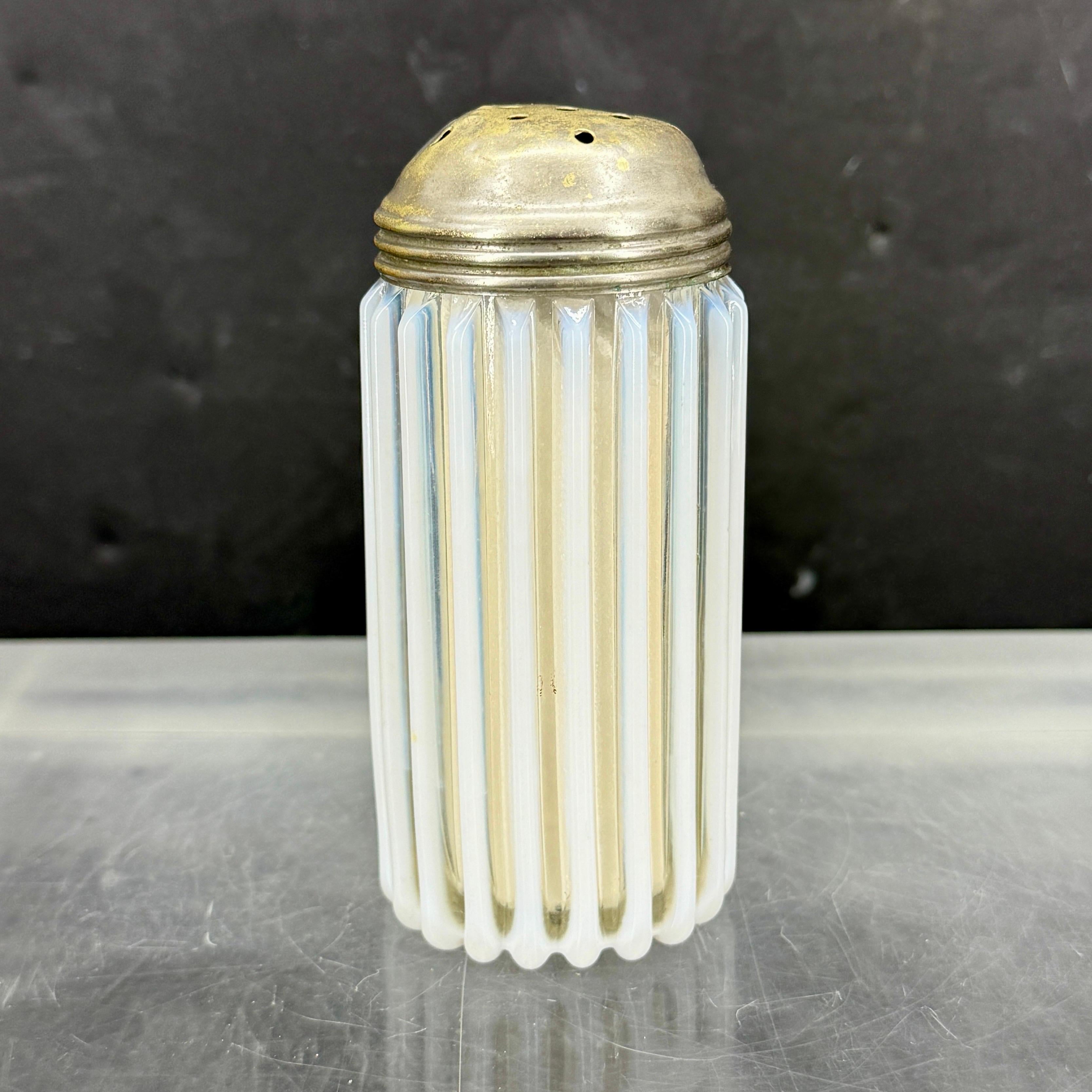 Vintage Tischplatte Opalglas Saugnapf Shaker Mid-Century Modern im Angebot 1
