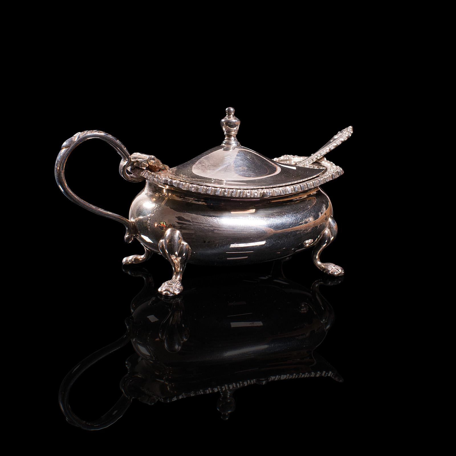 Britannique Ensemble de vaisselle vintage anglais, plaqué argent, pot à moutarde, poivrière, milieu du 20e siècle en vente